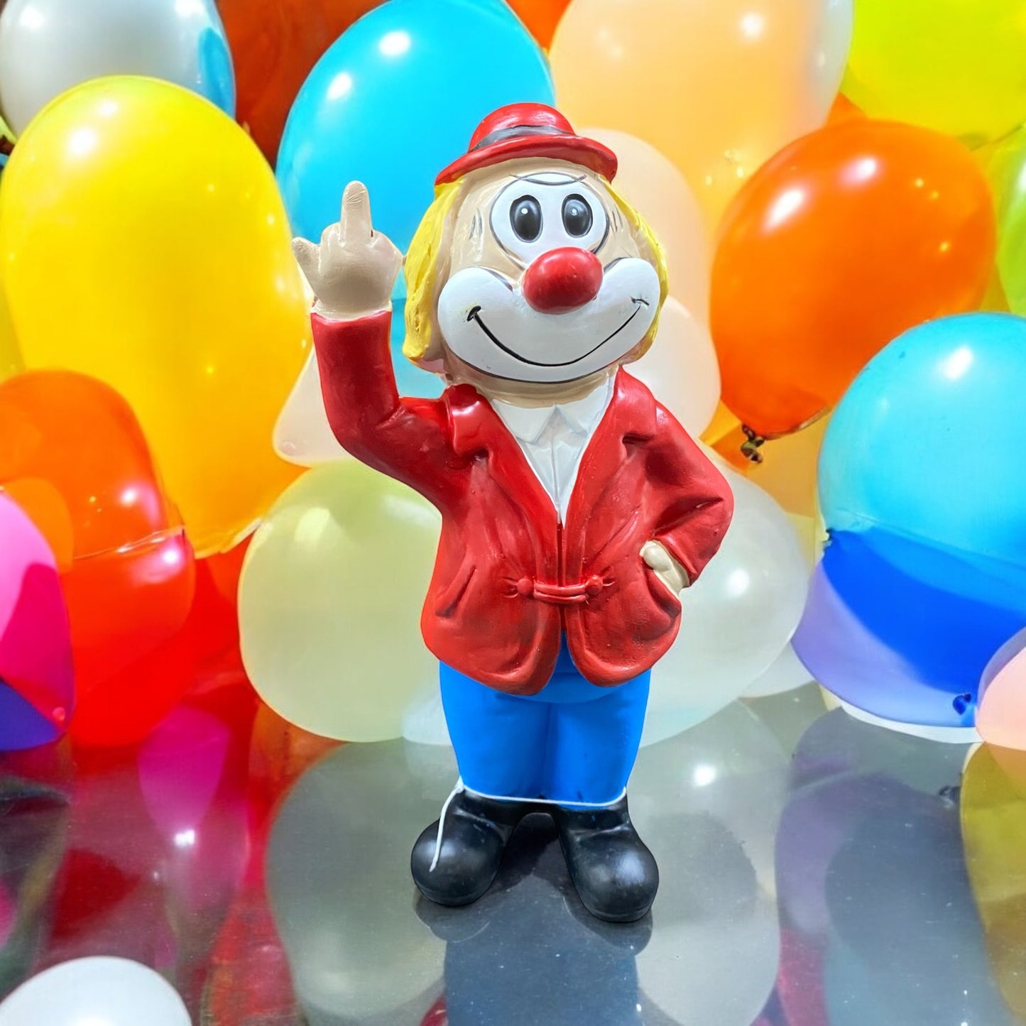 Clown mit roter Jacke und blauer Hose und Stinkefinger im Ambiente platziert