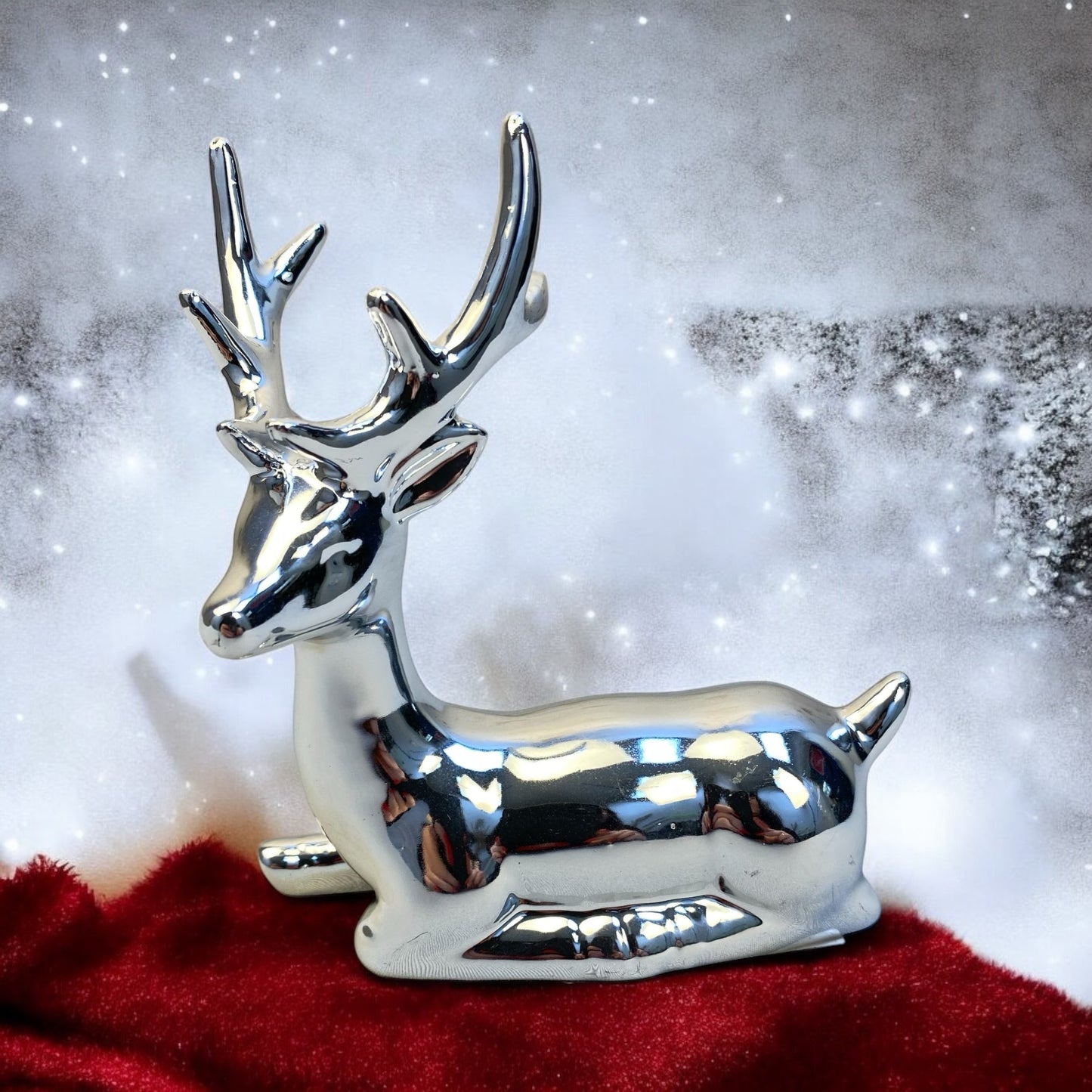 Liegender Deko Hirsch aus silberner Keramik im Ambiente platziert