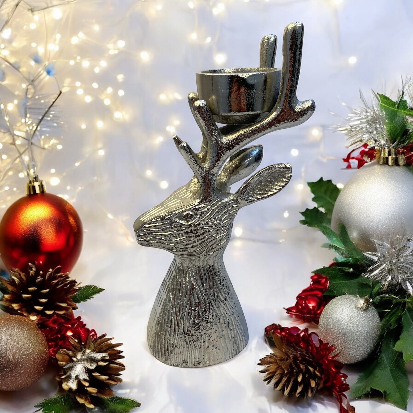 Hirschkopf aus Aluminium als Teelichthalter im Ambiente platziert