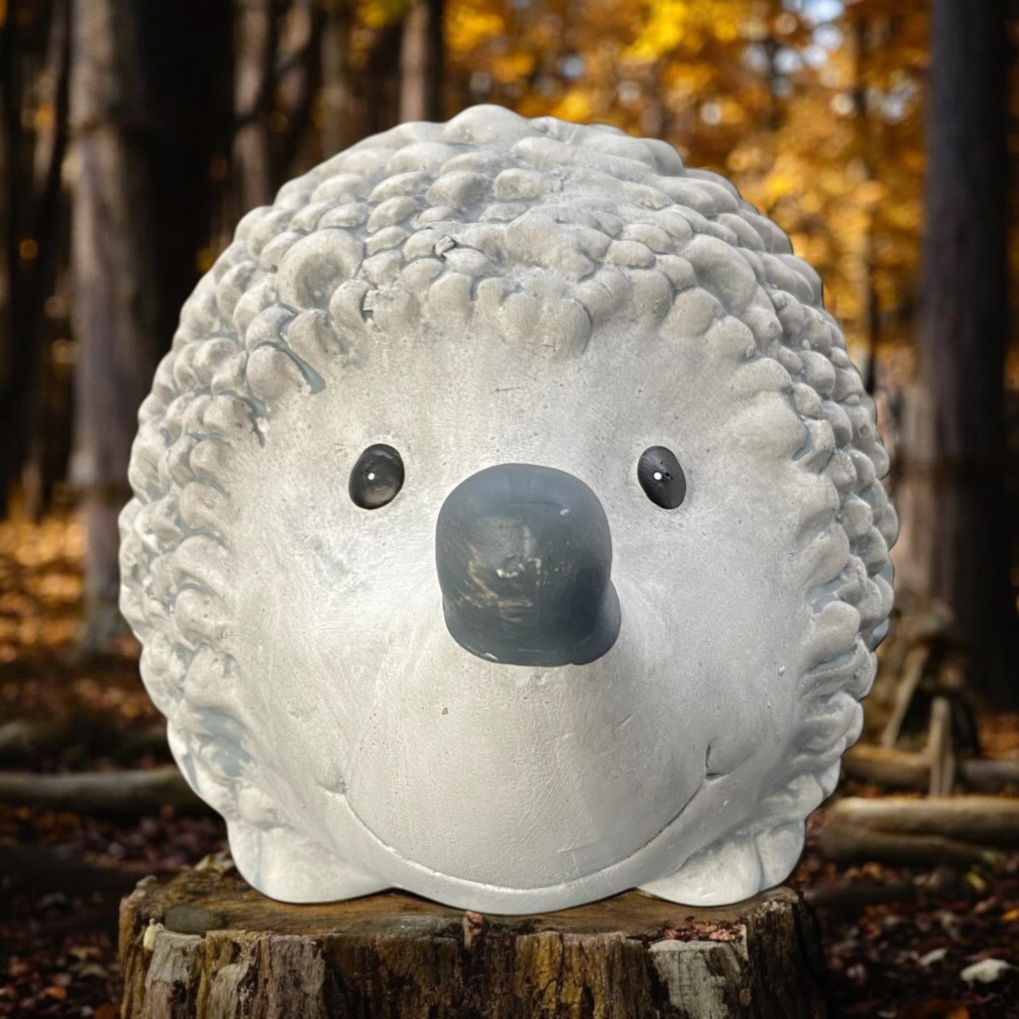 Igel aus Poly in grau mit Glitzer im Ambiente platziert