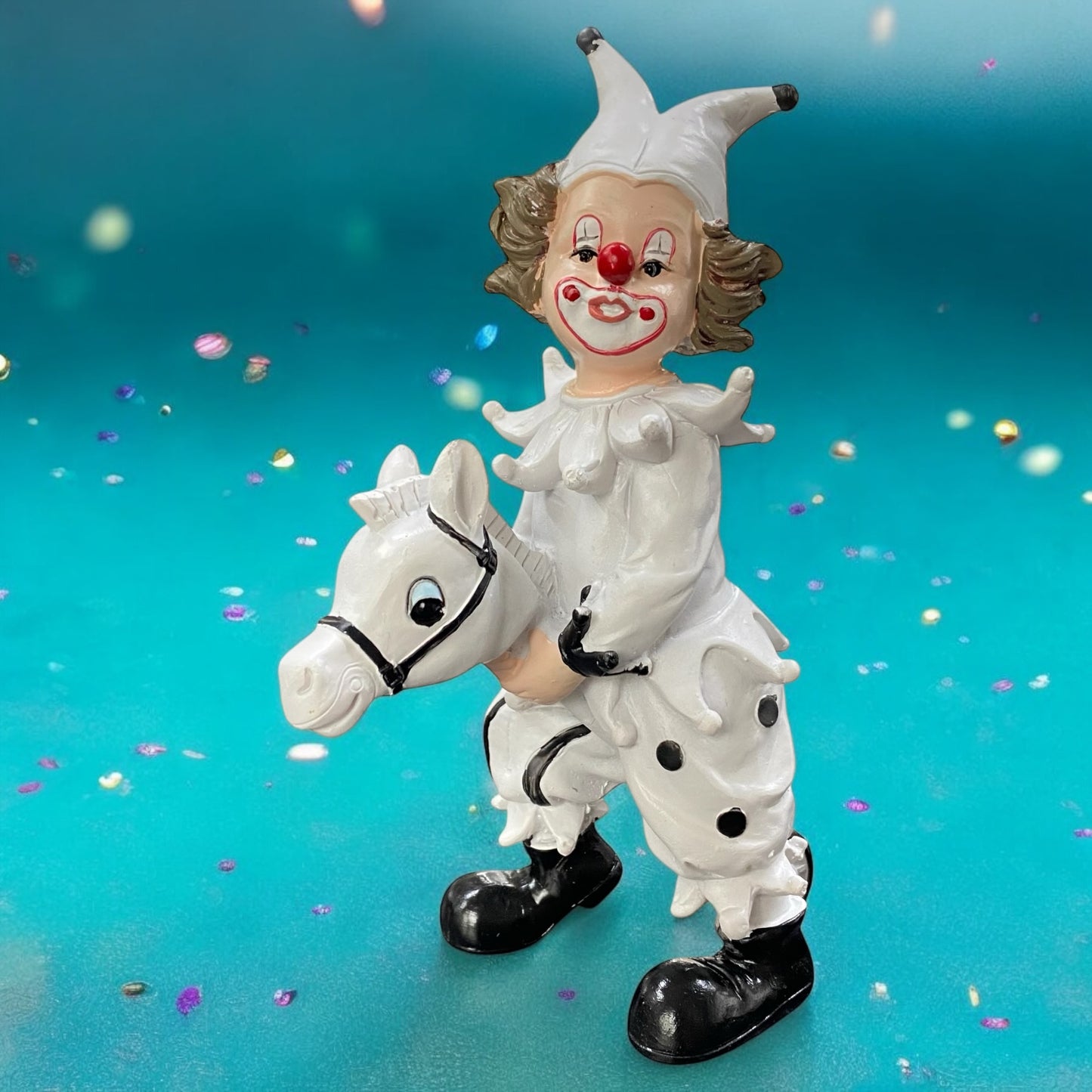 Dekofigur Clown auf einem weißen Pferd, 16 cm hoch, aus Kunststein im Ambiente