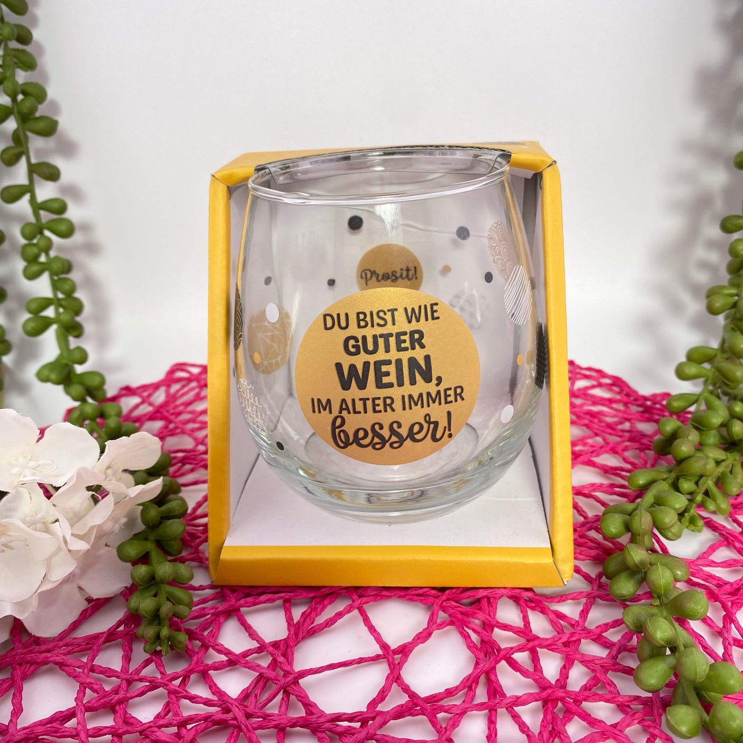Glas mit Schriftzug "Du bist wie ein guter Wein, im Alter immer besser. Prost" in Verpackung