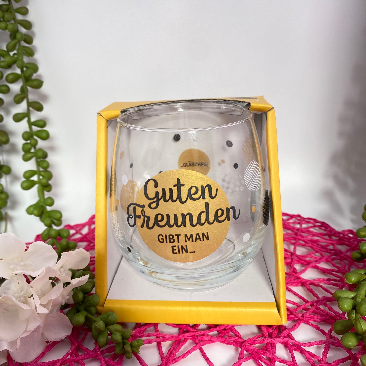 Glas mit Schrift "Guten Freunden gibt man ein Gläschen!" in Verpackung