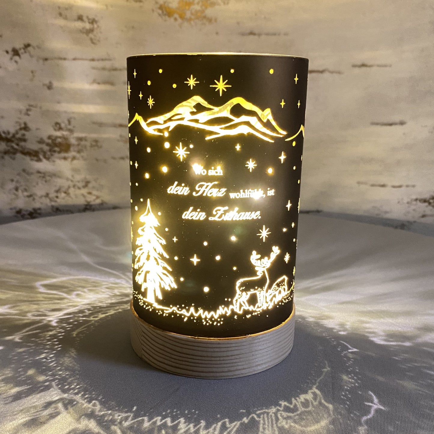 Beleuchtete LED Säule in Braun mit Aufschrift „Wo sich dein Herz wohlfühlt ist dein Zuhause im Ambiente platziert