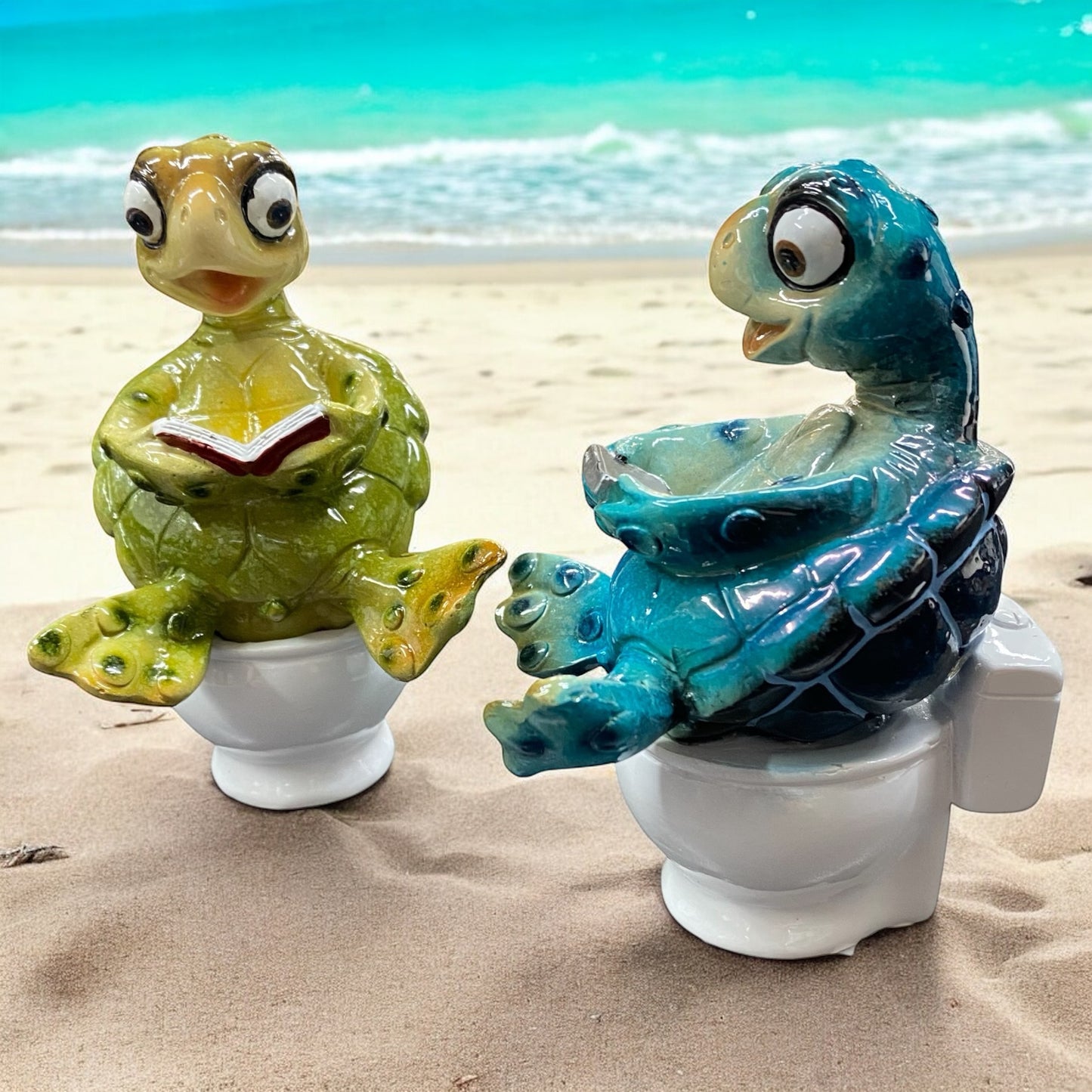 Humorvolle Deko Meeresschildkröte „Harry“ auf Toilette in Blau und Grün für Dekoration Badezimmer m Ambiente