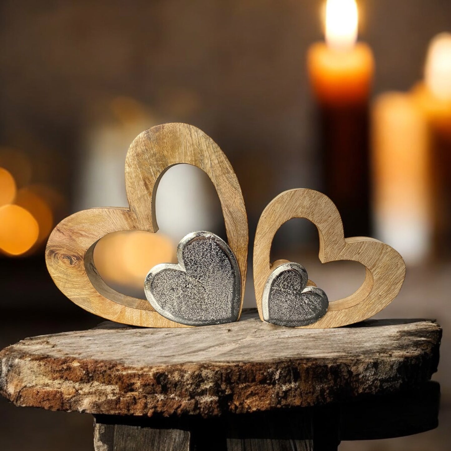 Holzherz mit kleinem Aluminiumherz davor in zwei verschiedenen Größen im Ambiente platziert