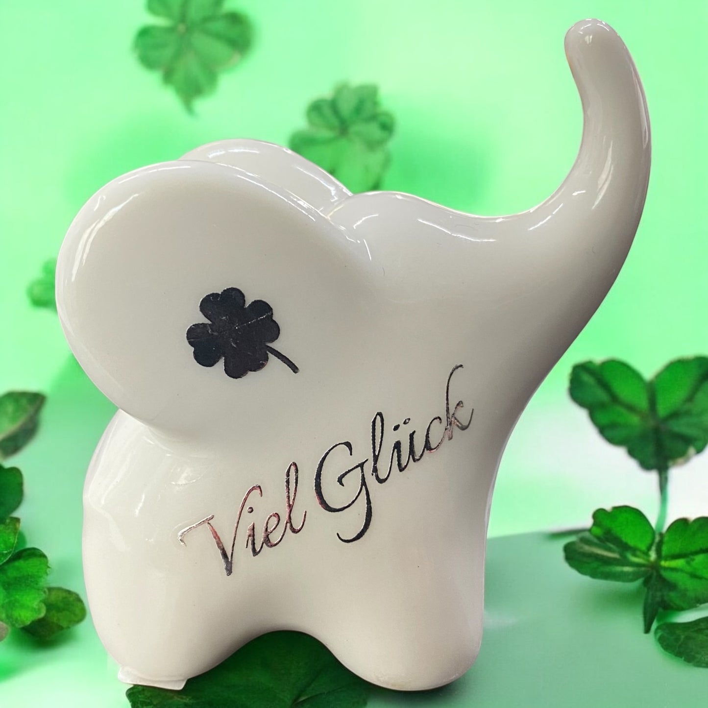Deko Elefant mit Spruch "Viel Glück"
aus creme-weißer Keramik im Ambiente