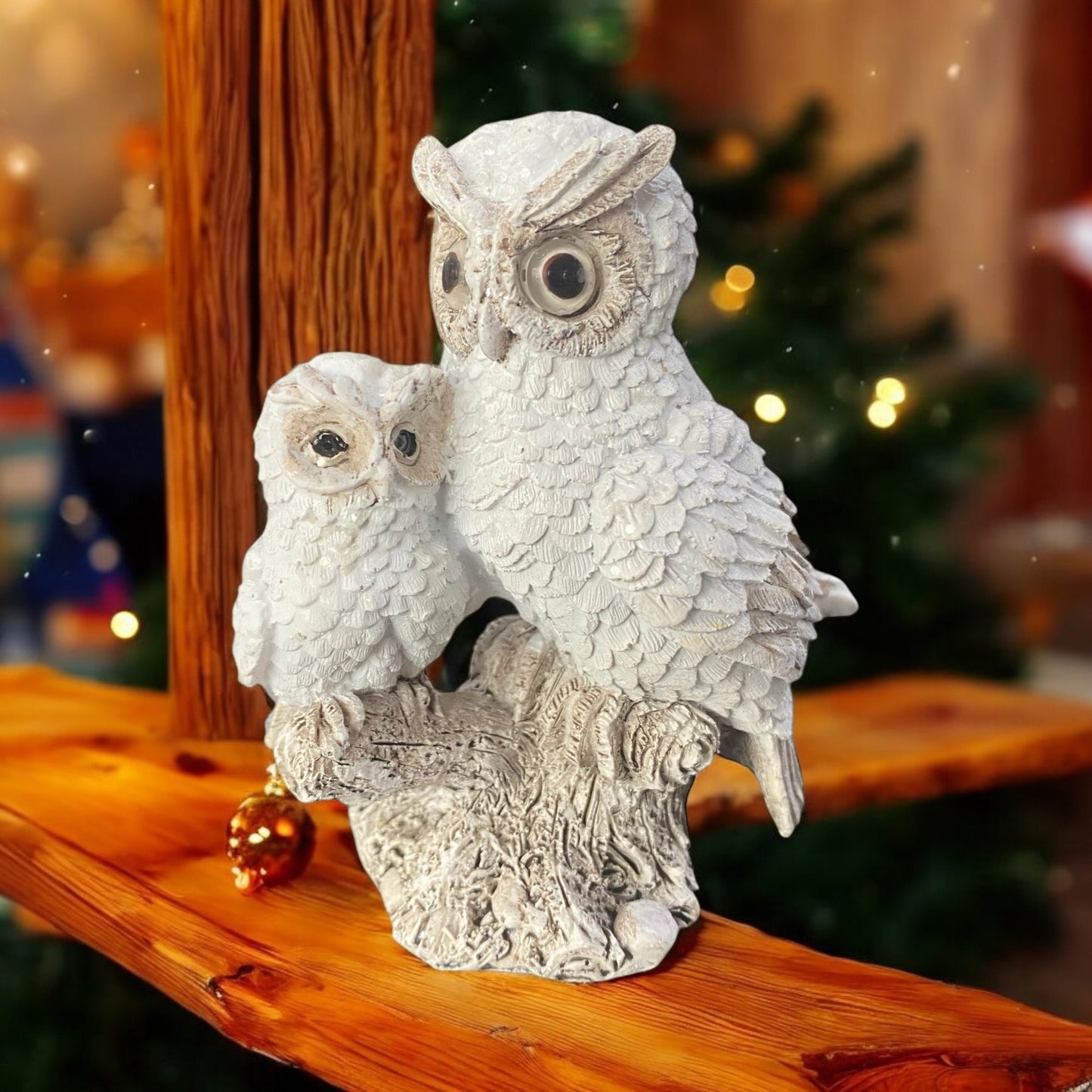 Eulenpaar auf einem Ast sitzend aus Kunststein im Ambiente platziert