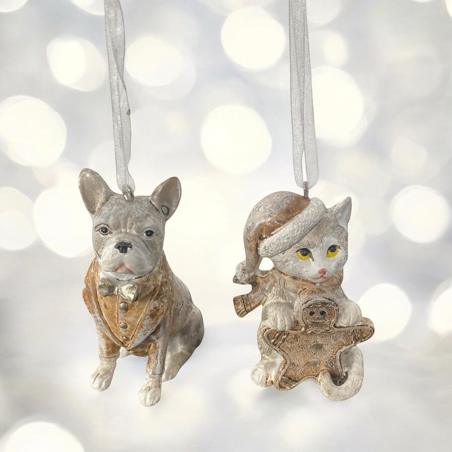 Hänger in Hund und Katzenform im Ambiente platziert