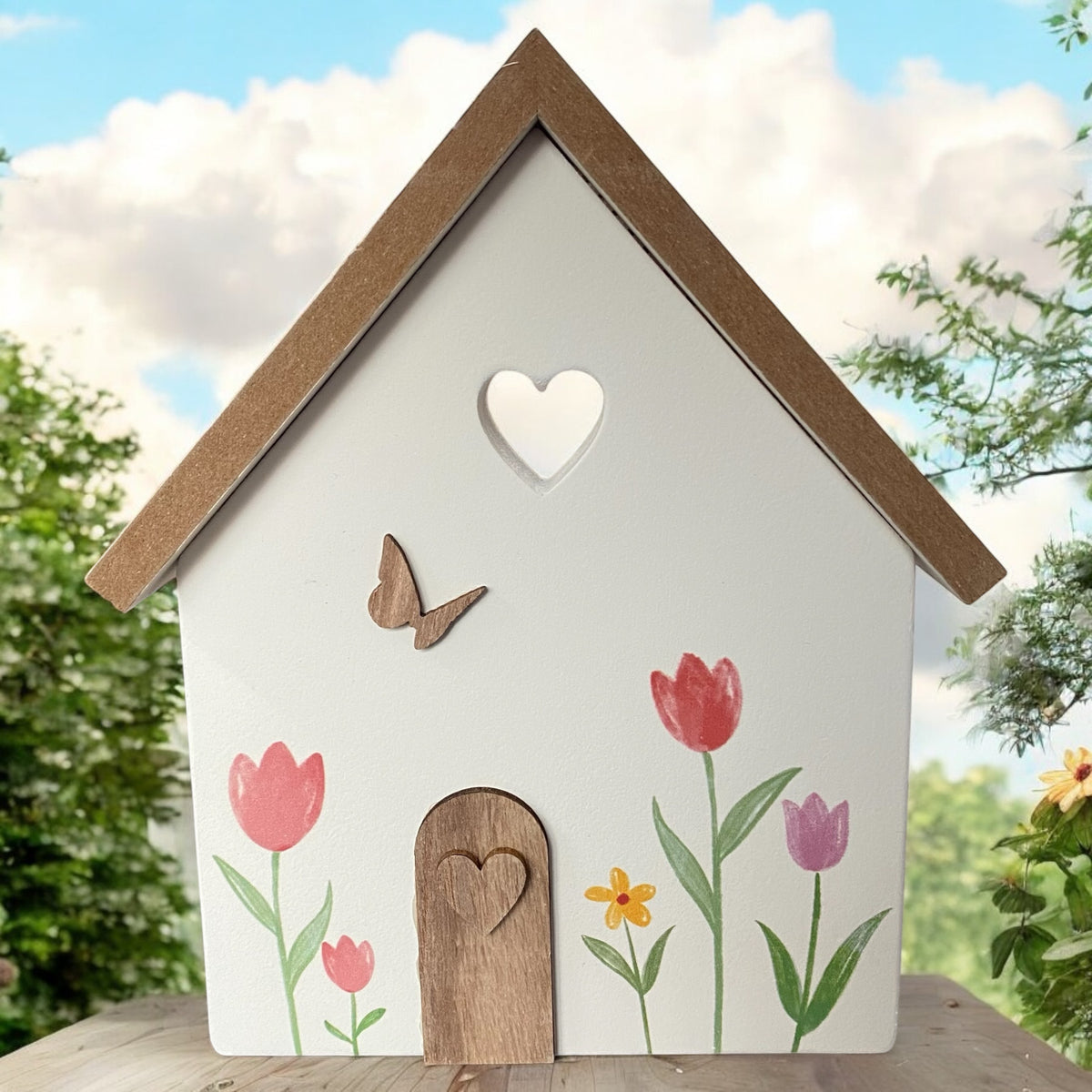 Deko Aufsteller Haus Holz mit Blumen, Herzen & Schmetterlingen als Deko Häuschen Frühling in Weiß und Braun im Ambiente