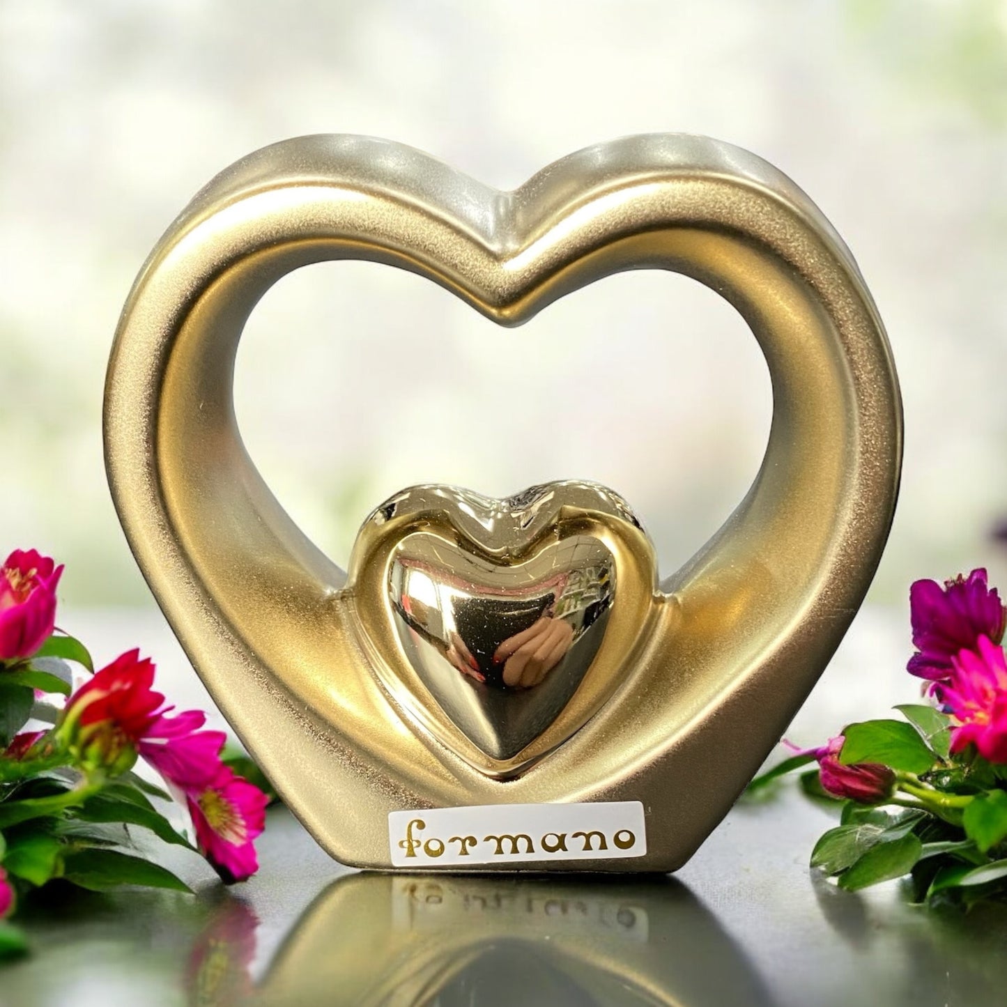 Goldenes Deko Objekt in Herzform im Ambiente platziert