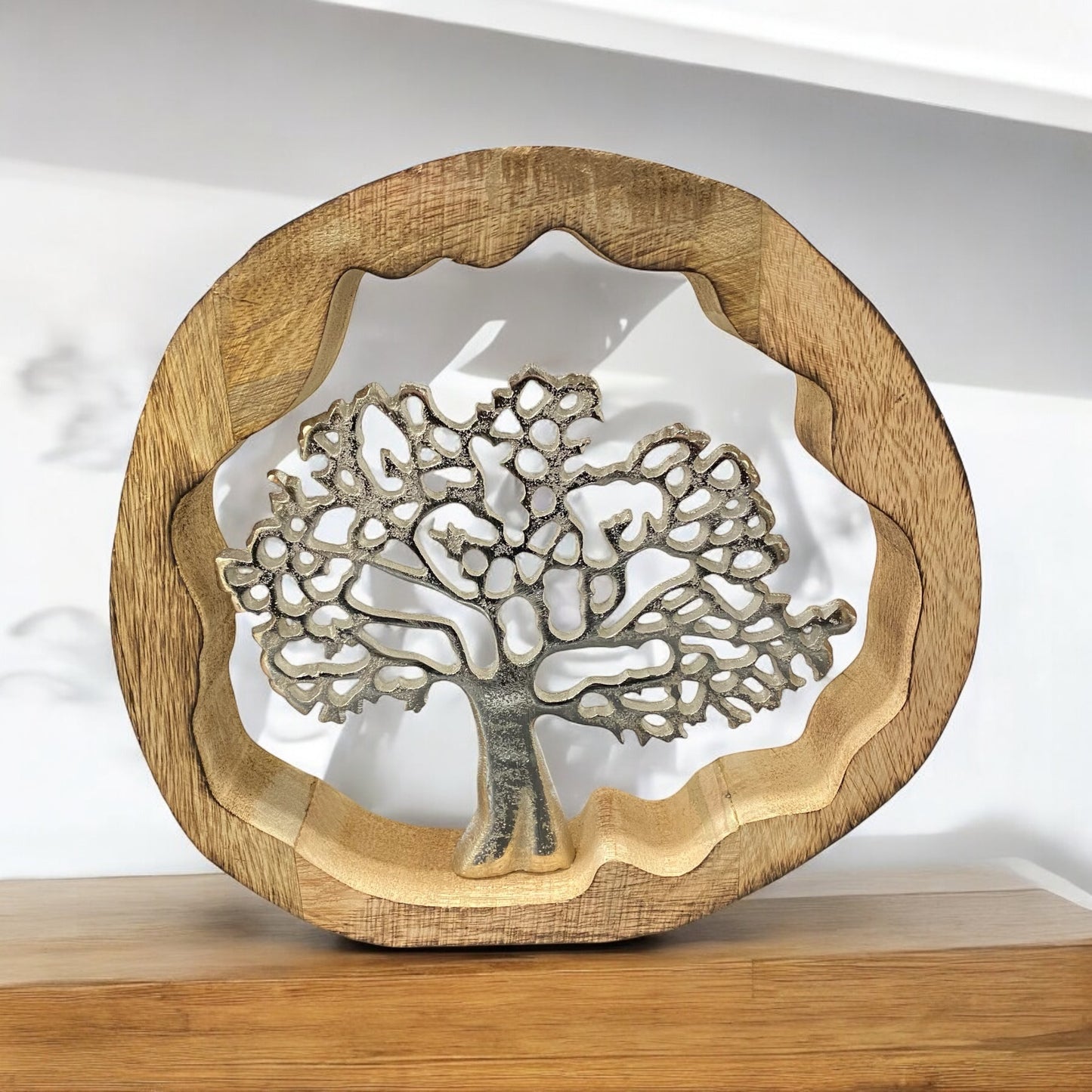 Lebensbaum aus Aluminium im Holzring im Ambiente platziert