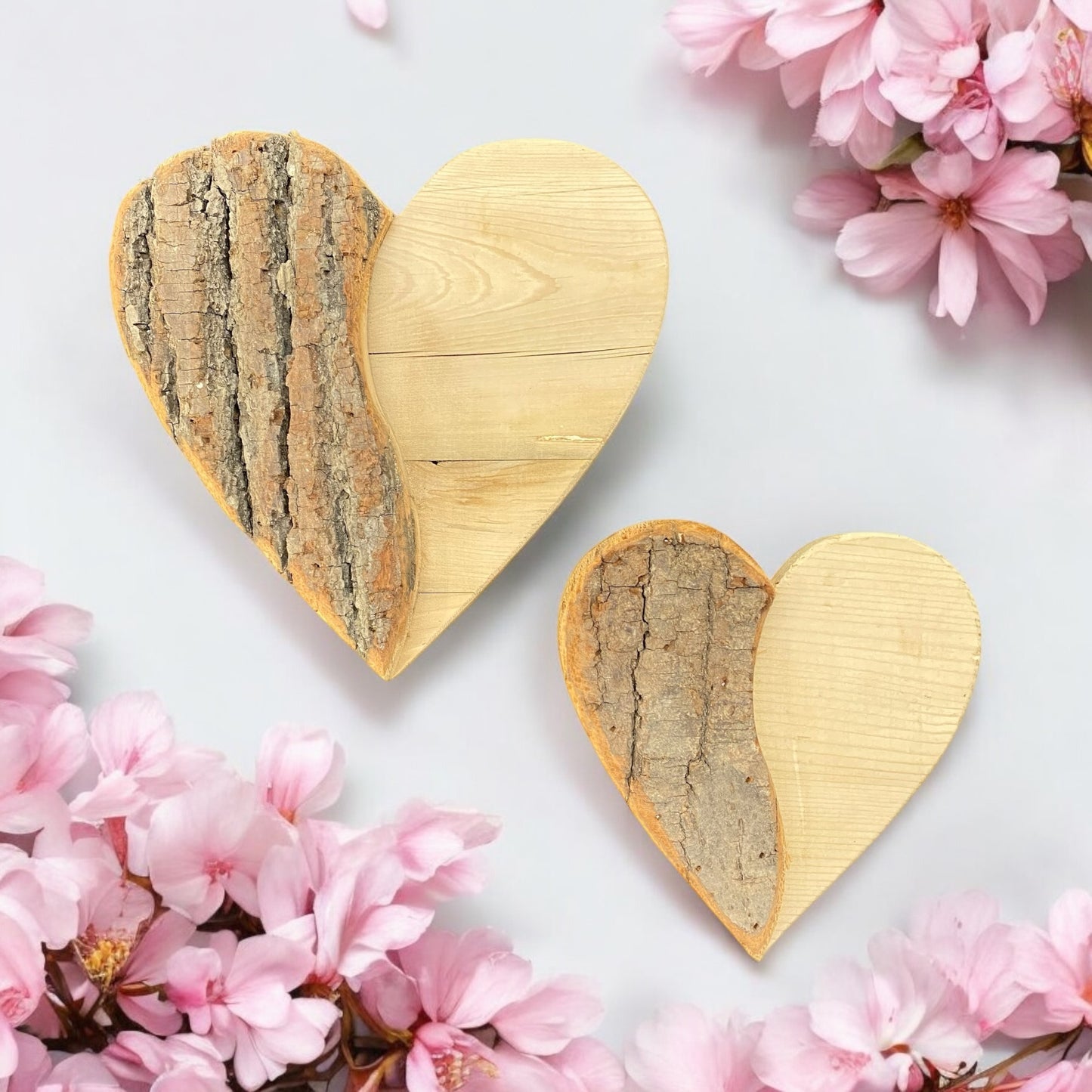 Holzherz mit Rinde in zwei verschiedenen Größen im Ambiente platziert