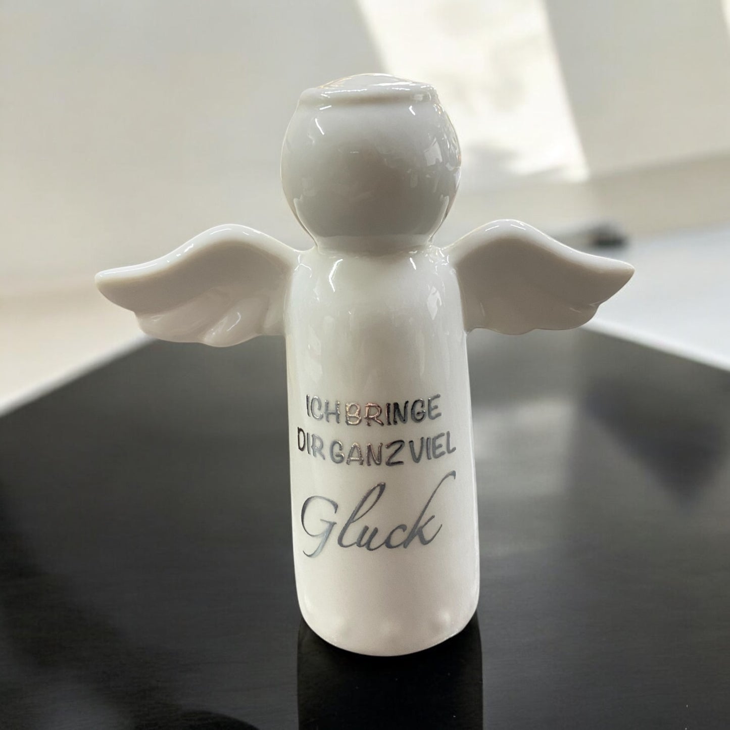 Schutzengel mit Spruch aus Keramik im Ambiente platziert