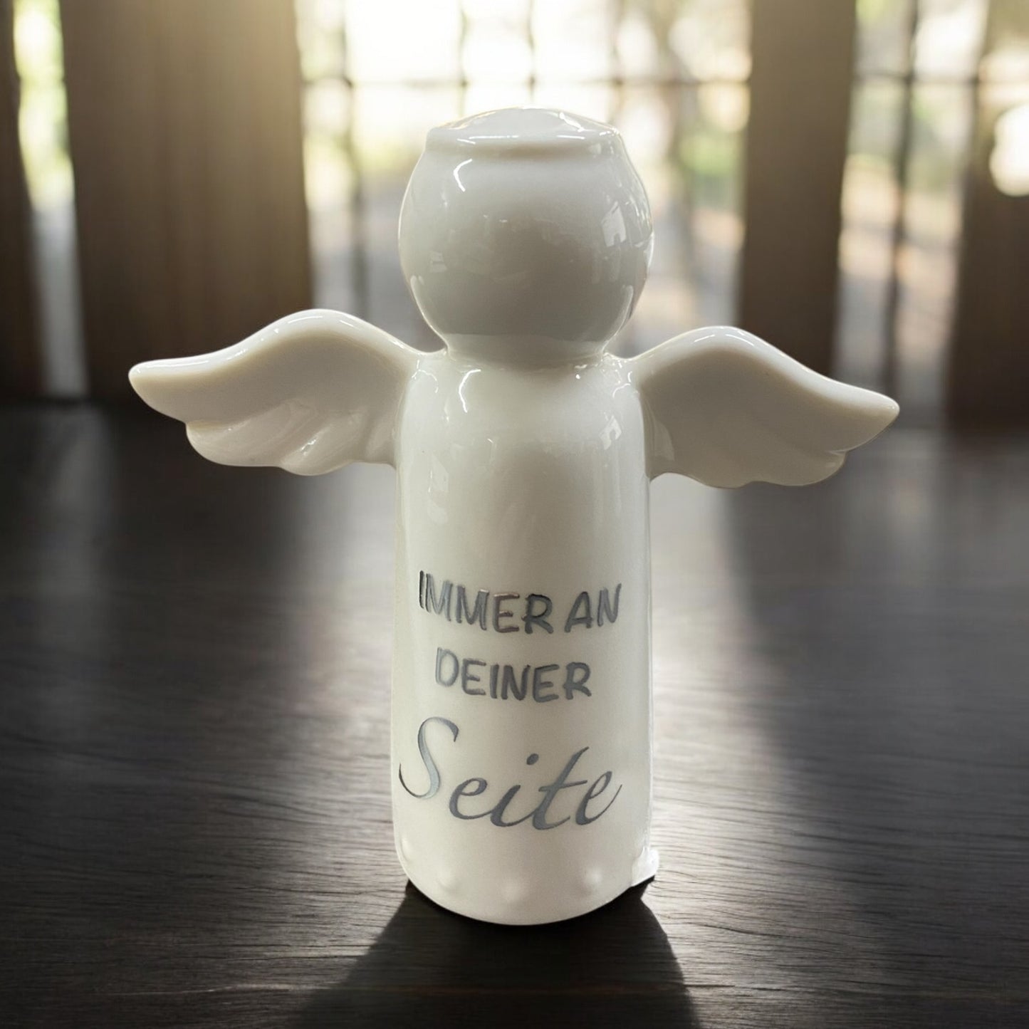 Schutzengel mit Spruch aus Keramik im Ambiente platziert