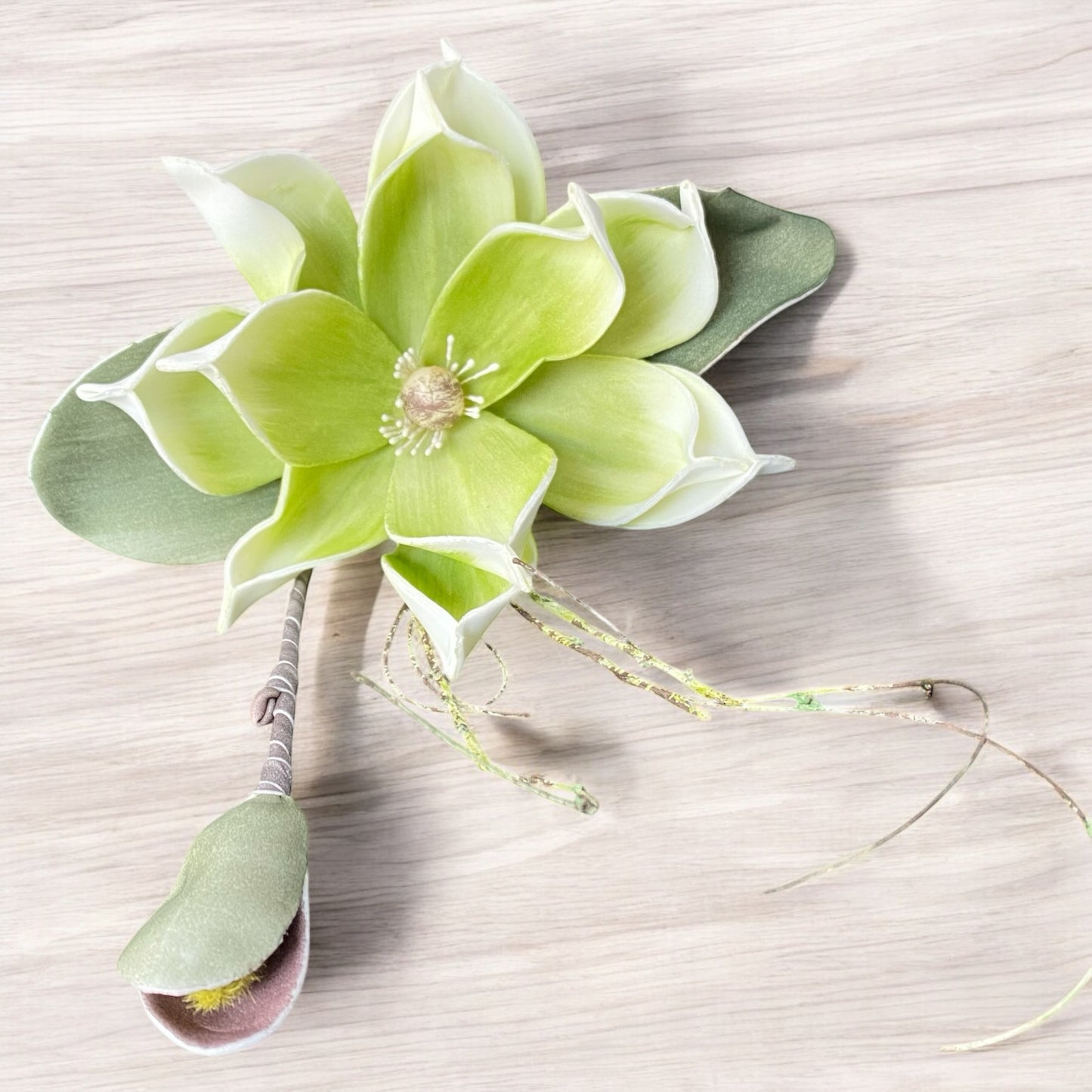 Hellgrüne Kunstblume Magnolie aus Foam mit weißen Akzenten und Knospe im Ambiente