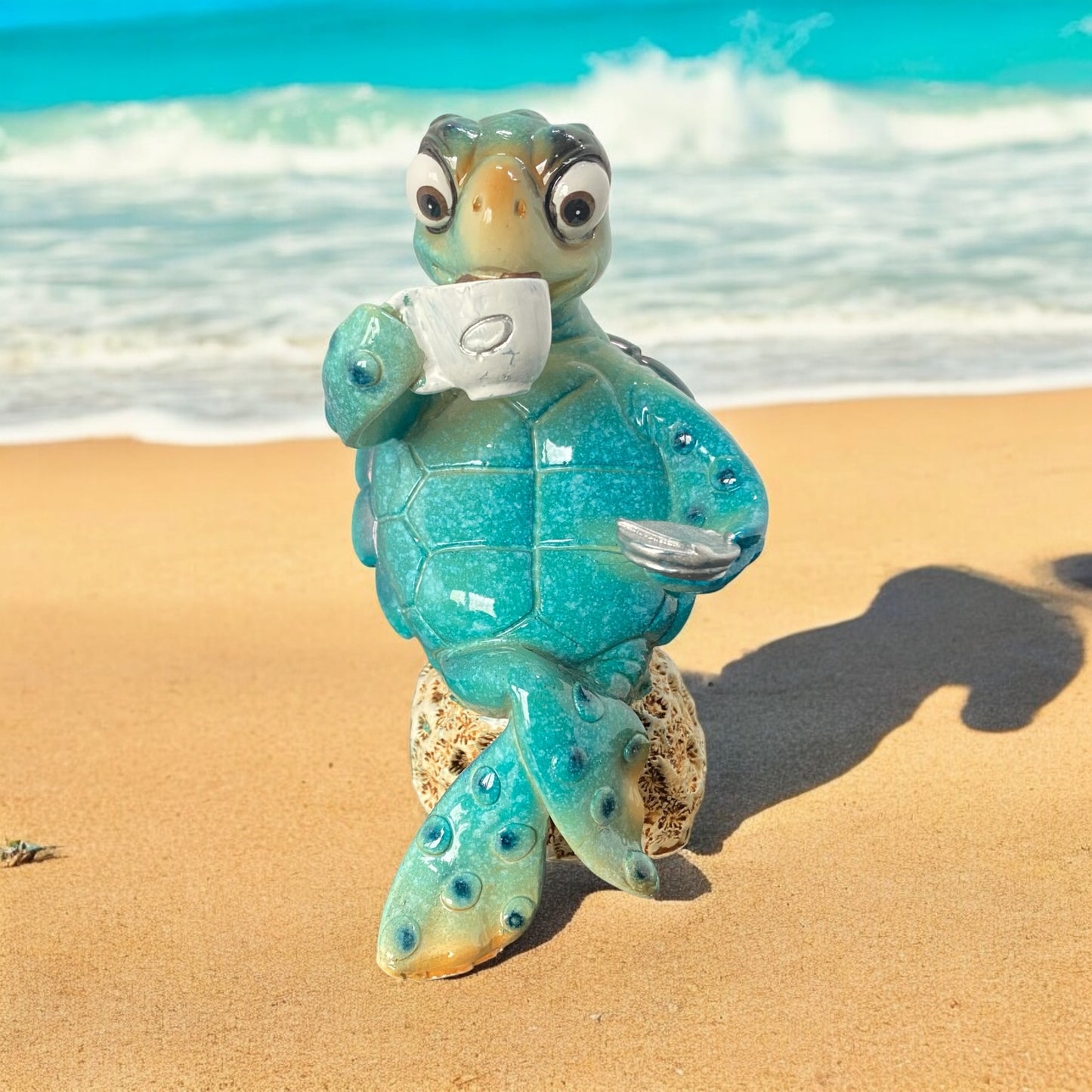 Blaue Schildkröte mit Kaffeetasse im Ambiente platziert