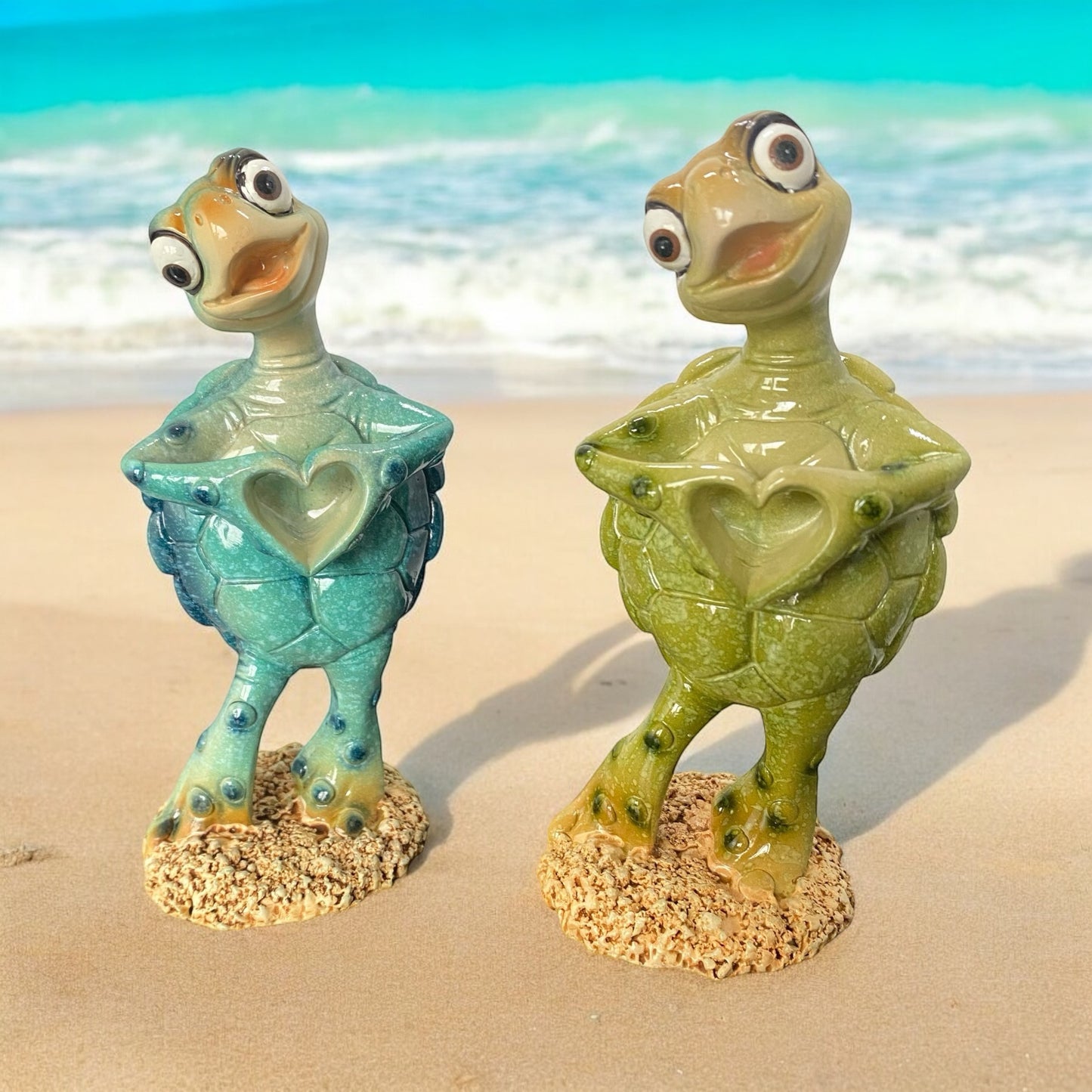 Schildkröte mit Händen zum Herz geformt in zwei verschiedenen Farben im Ambiente platziert