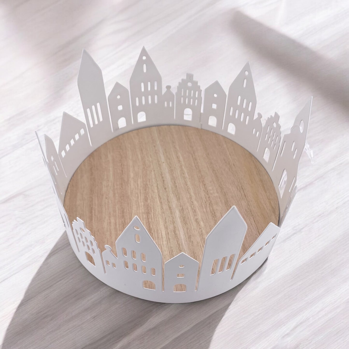 Holztablett mit Metallhäuserrand in weiß im Ambiente