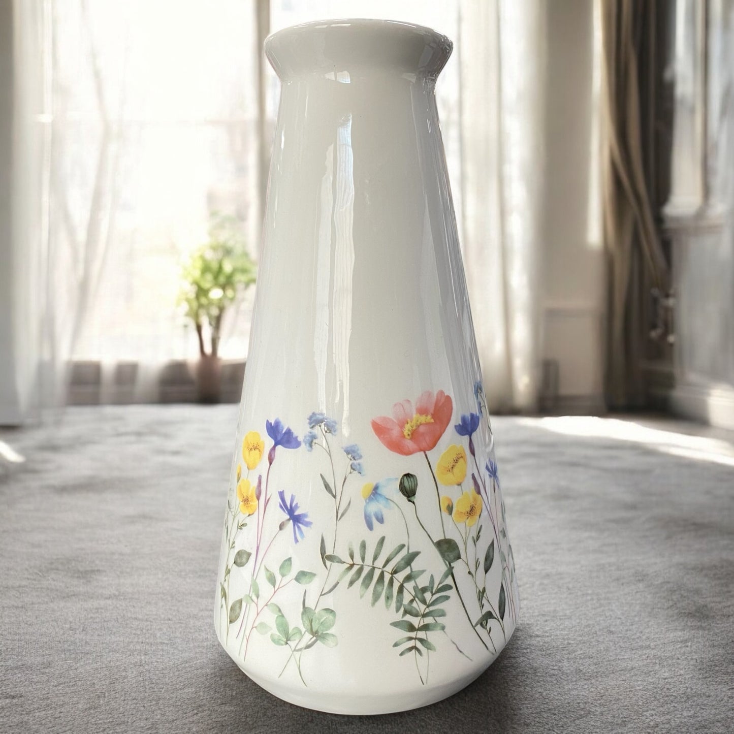 Eine creme-weiße Formano Dekovase mit Blumenmuster aus Keramik mit detailreichem Blumenmotiv im Ambiente, 21 cm hoch