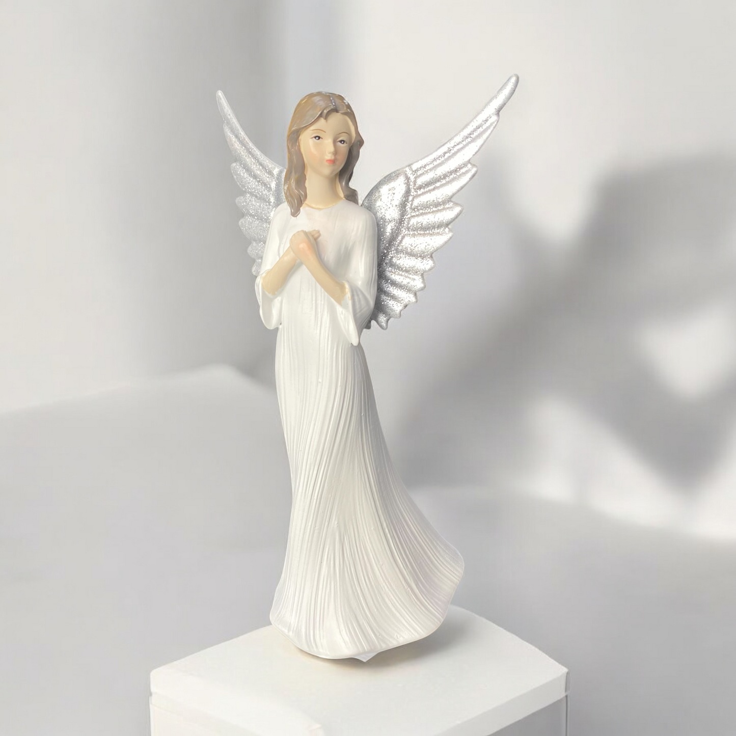 Weiß silberner Engel im Ambiente platziert