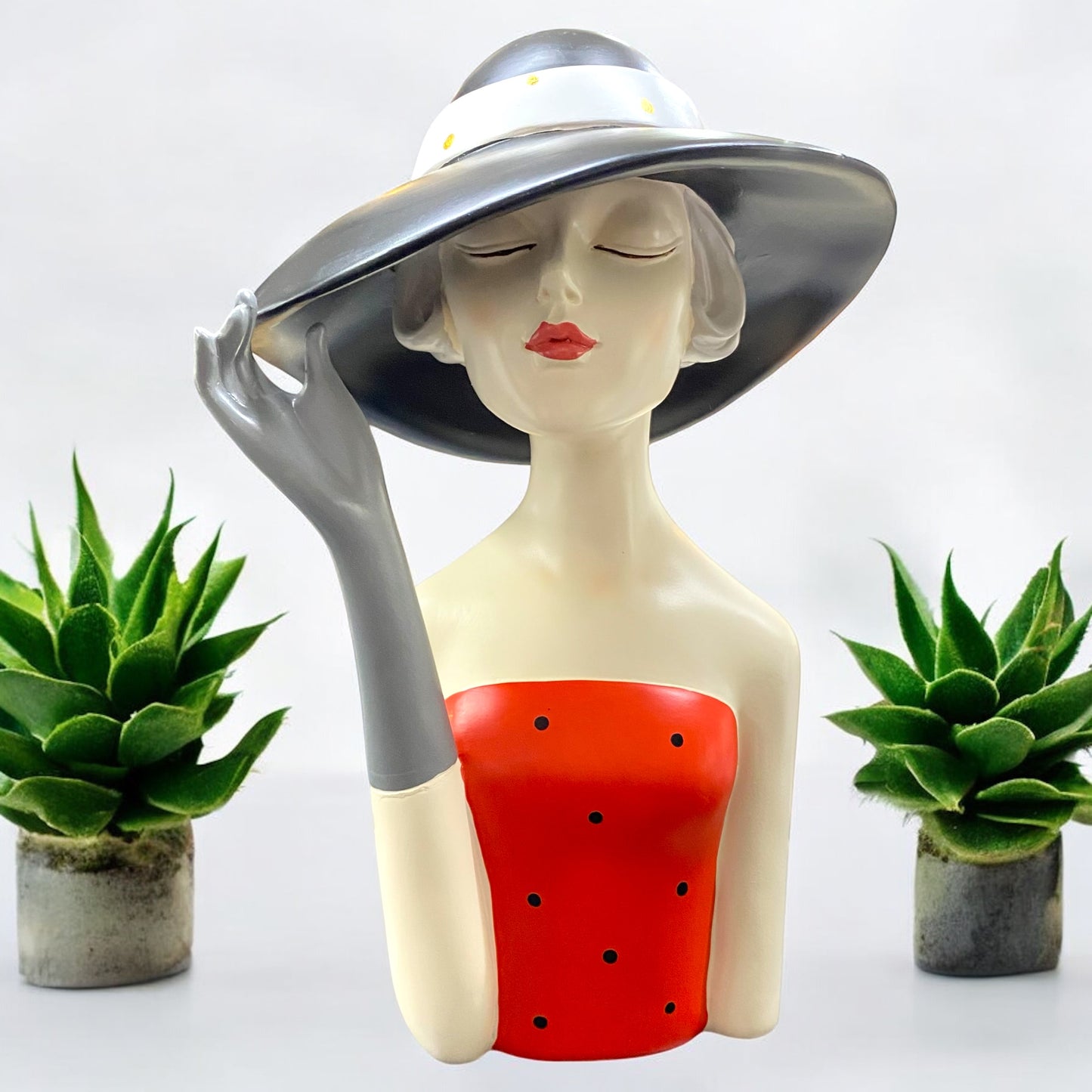 Deko Skulptur Lady mit rotem Lippenstift als Deko Büste Frau mit schwarzem Hut und rotem Kleid im Ambiente