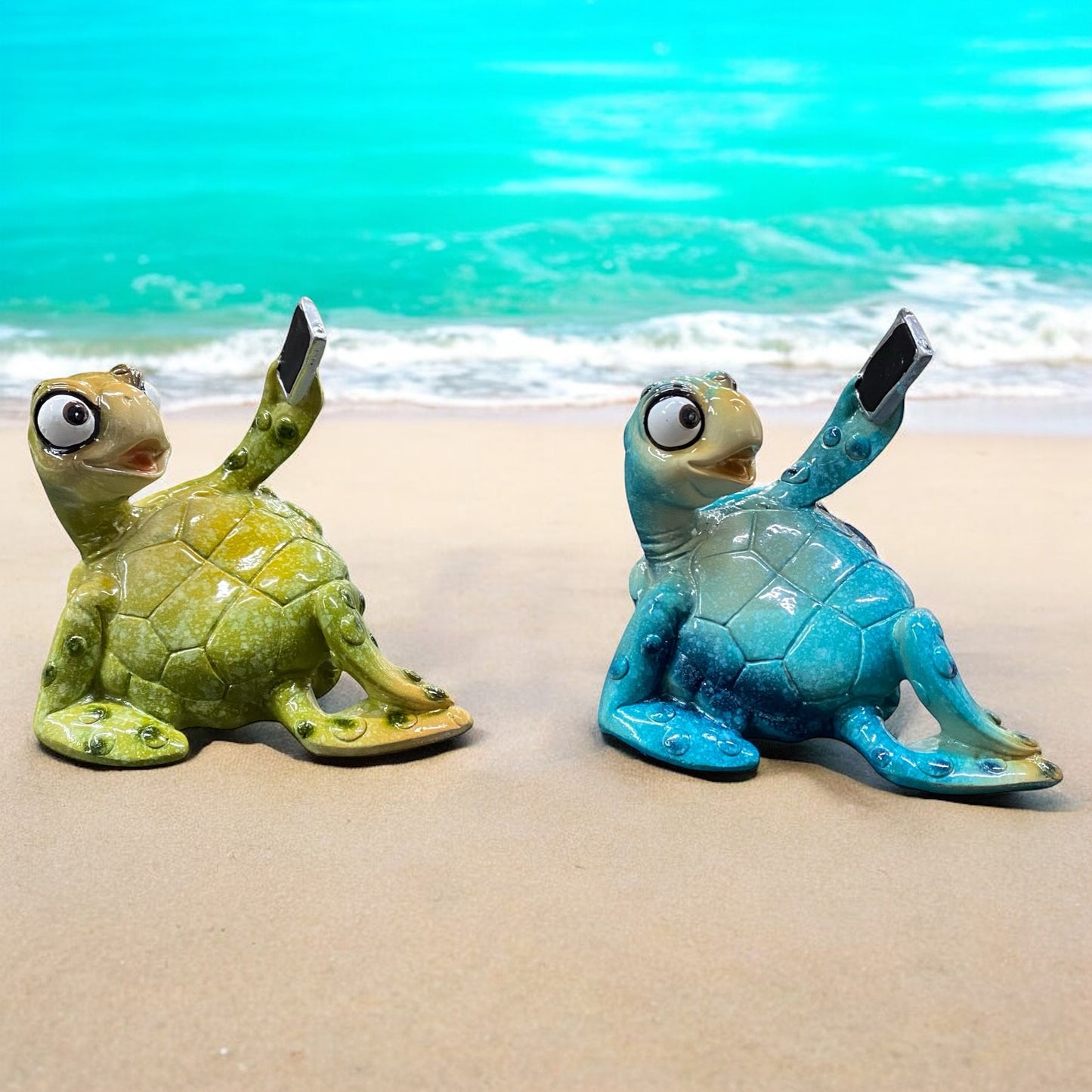 Humorvolle Deko Meeresschildkröte Harry mit Handy in Grün & Blau im Ambiente