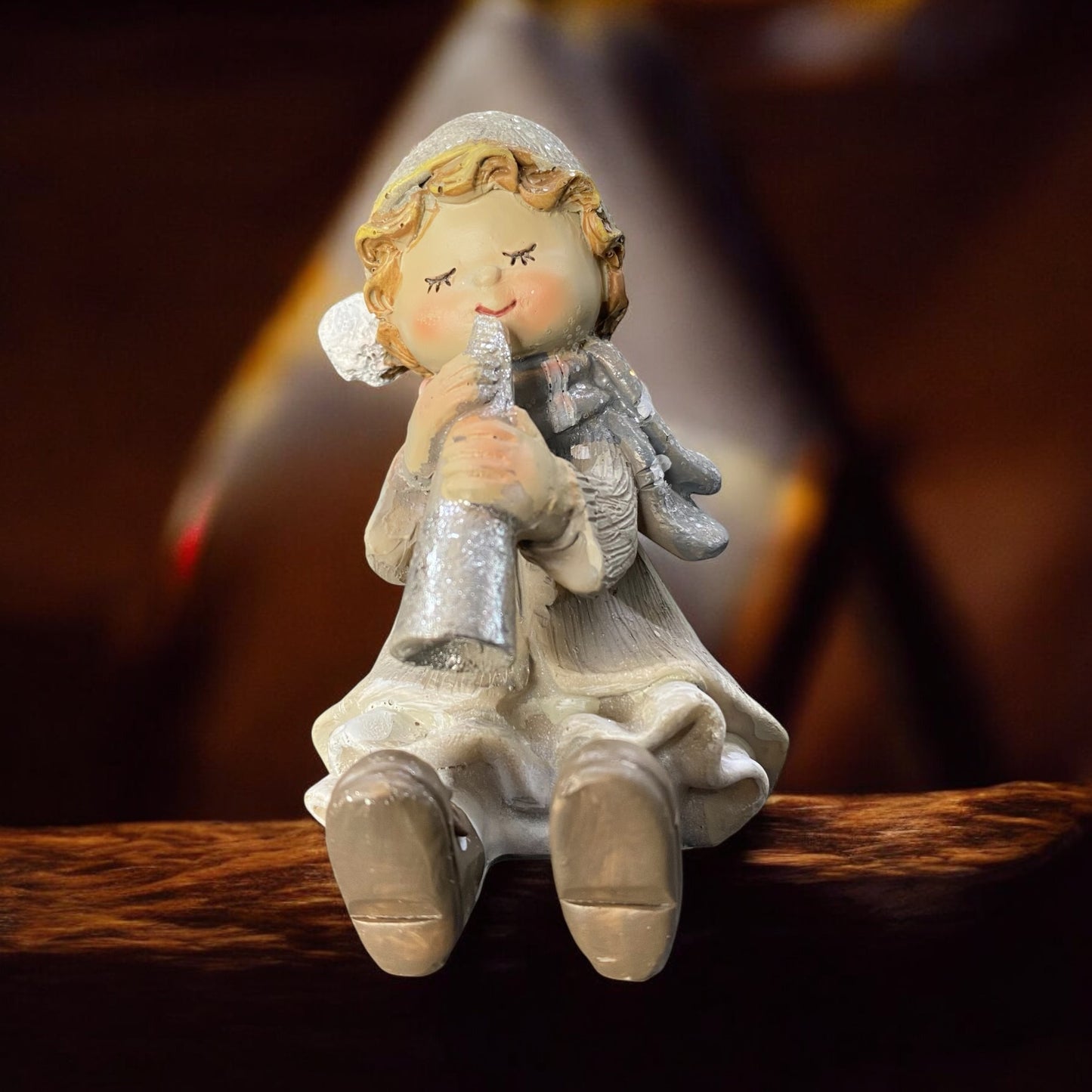 Sitzendes Winterkind Mädchen im Ambiente platziert