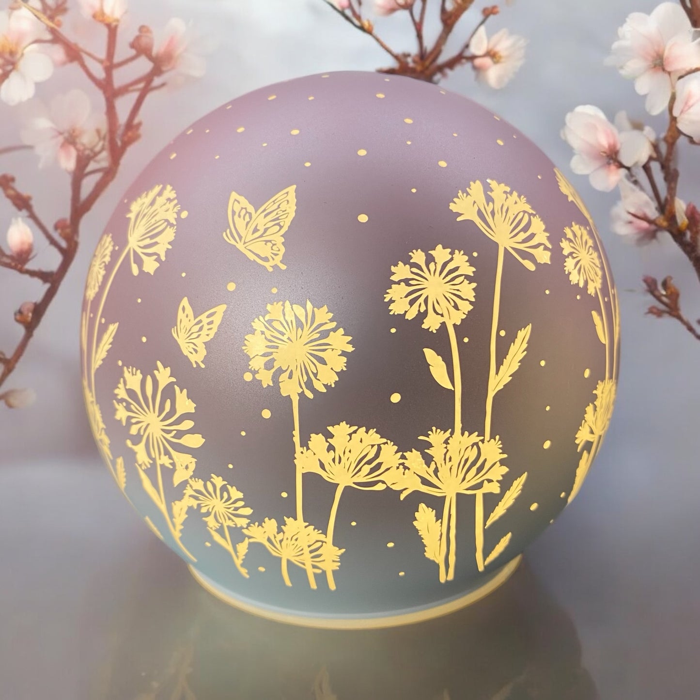 LED Glaskugeln in rosa beleuchtet mit Schmetterlingen und Blumen im Ambiente platziert