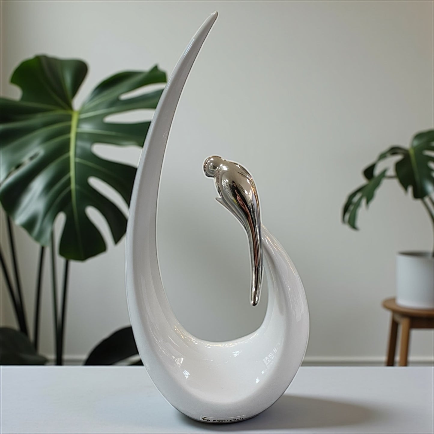 Formano Keramik Deko-Objekt in Weiß mit silbernem Vogel, stilvoll arrangiert im modernen Wohnambiente mit Pflanzen