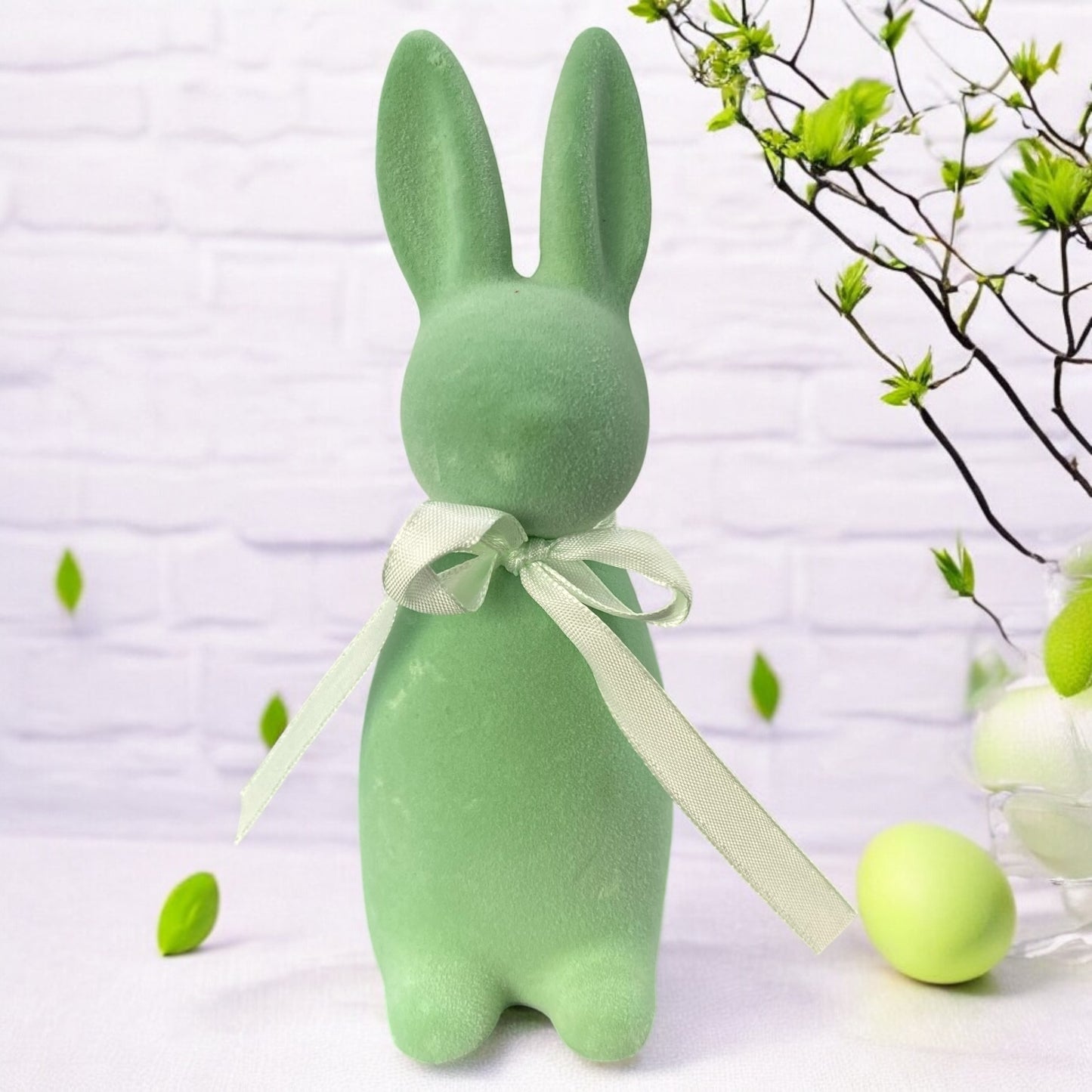 Kleiner Deko Osterhase mit Schleife von Formano in Grün im Ambiente
