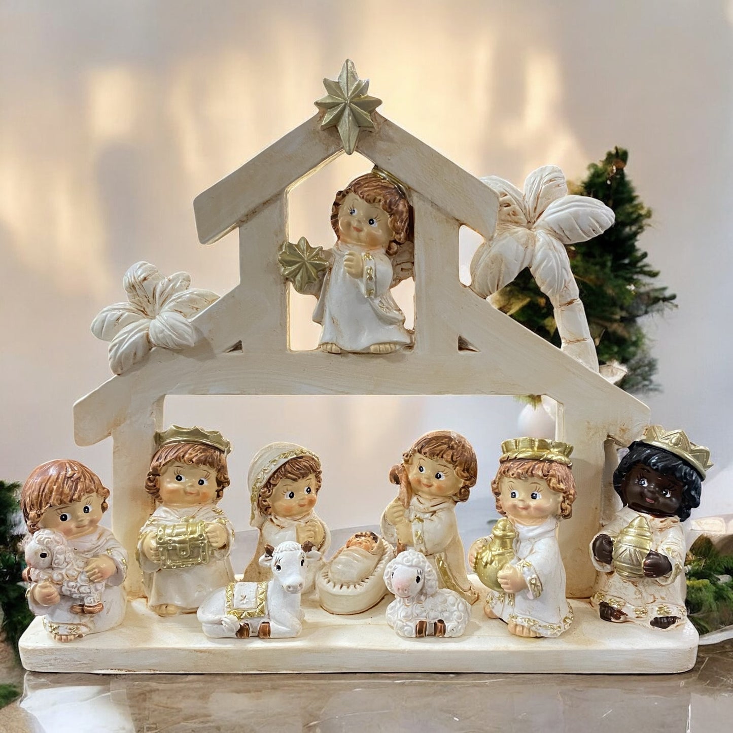 Formano Weihnachtskrippe mit liebevoll gestalteten Kinderfiguren, dekorativ aufgestellt mit weihnachtlichem Hintergrund.