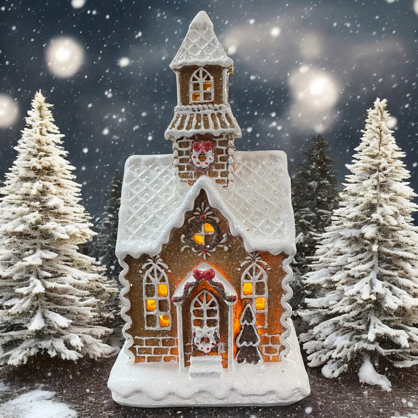 Beleuchtetes Formano Lebkuchenhaus mit Turm und Schnee, festlich in verschneiter Winterlandschaft präsentiert.