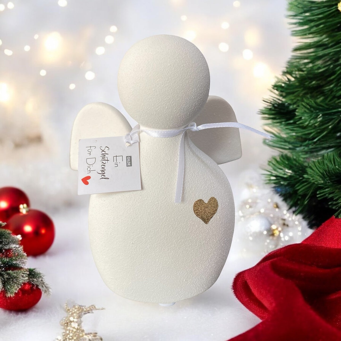 Keramik Schutzengel mit kleinem goldenem Herz im Ambiente platziert