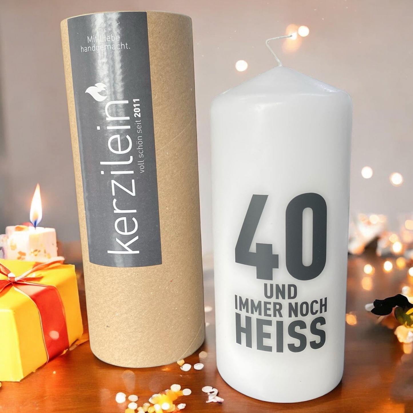 Stumpenkerze zum 40. Geburtstag mit Spruch „40 und immer noch heiß“ im Ambiente