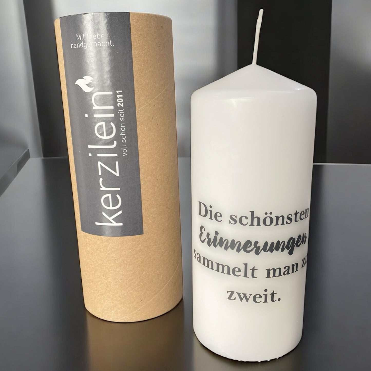Stumpenkerze mit Spruch „Die schönsten Erinnerungen sammelt man zu zweit“ im Ambiente