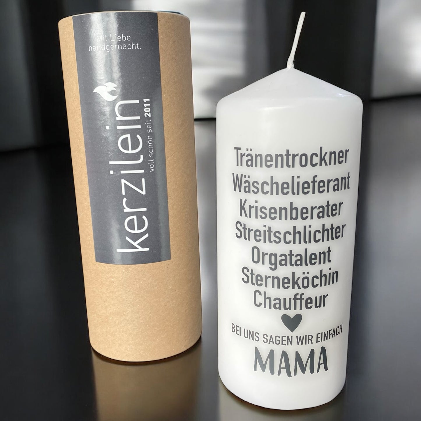Weiße Stumpenkerze mit Spruch für Mama – Tränentrockner, Orgatalent, Sterneköchin – Geschenk zum Muttertag oder einfach als Dankeschön im Ambiente