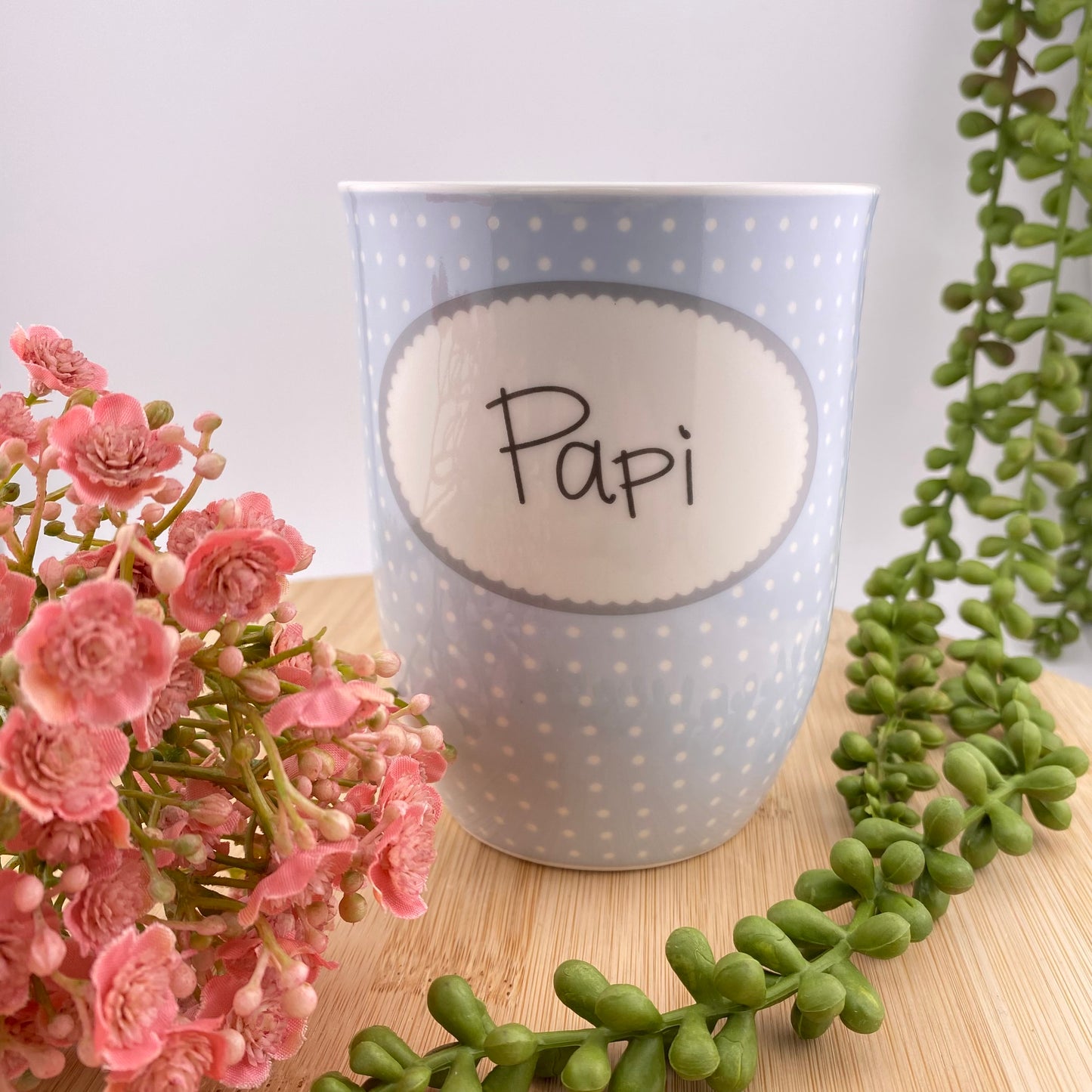 Tasse mit dem Aufdruck Papi im Ambiente platziert