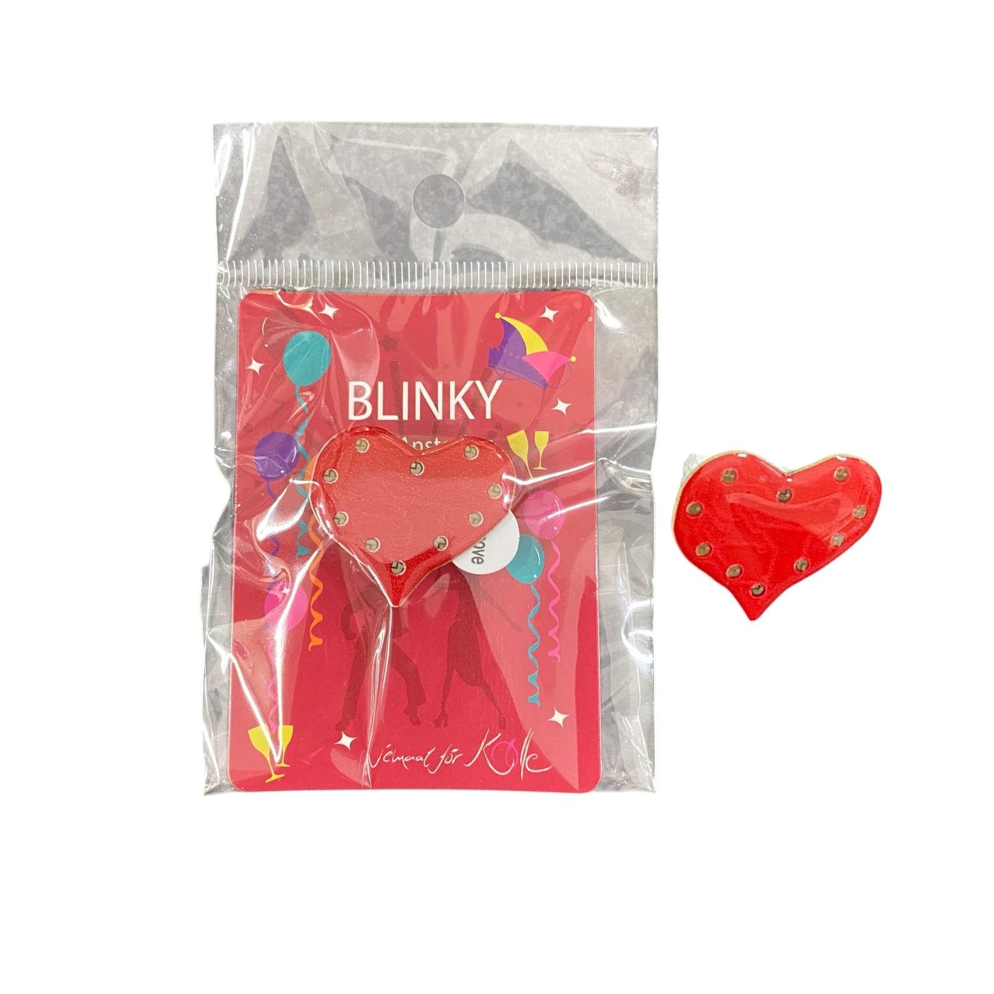 Blinkendes Herz als Anstecker vor weißem Hintergrund