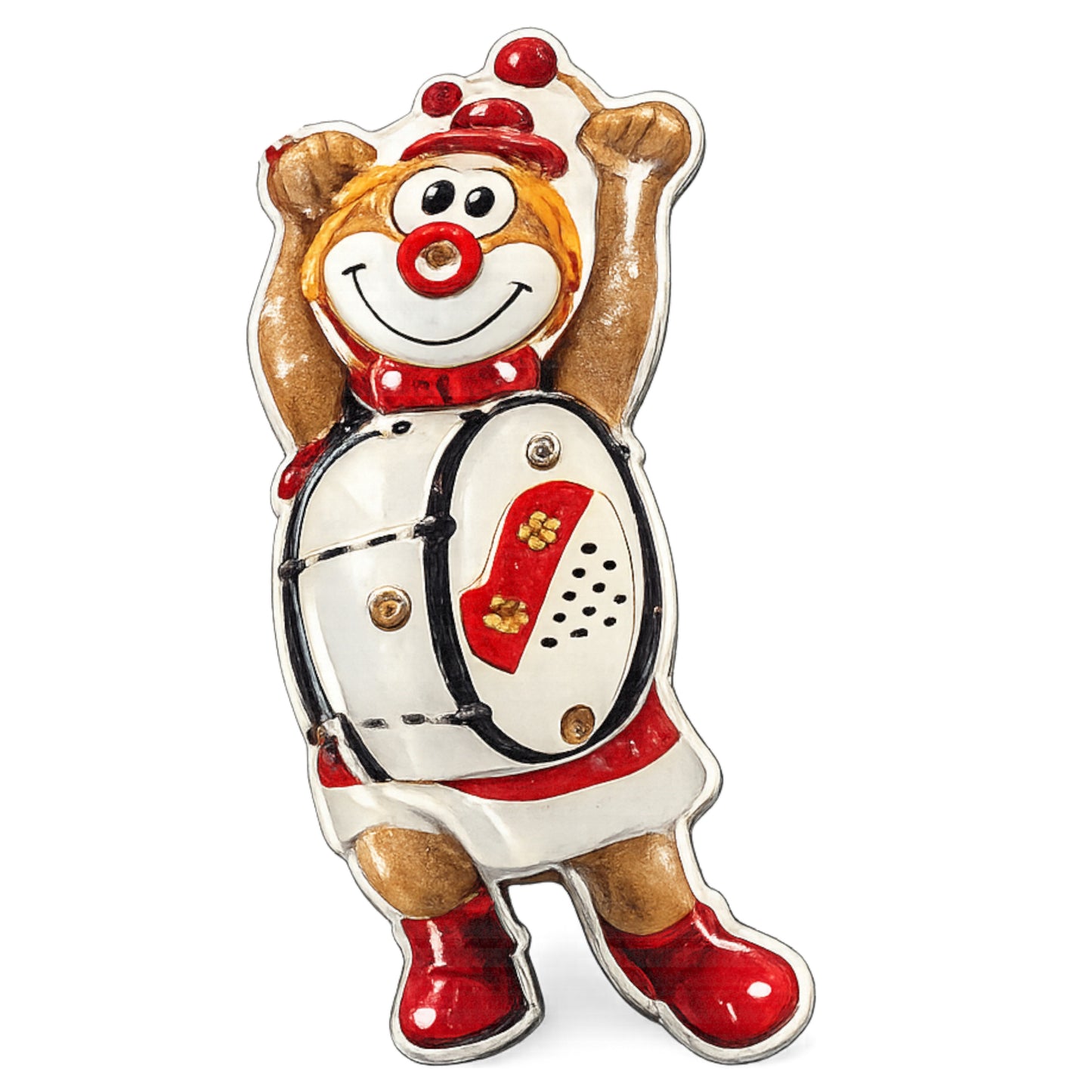 Karneval-Anstecker in Form eines Clowns im rot-weißen Trommler-Outfit mit roter Nase, eine Trommel vor dem Körper tragend, mit integrierter LED-Beleuchtung, vor weißem Hintergrund.