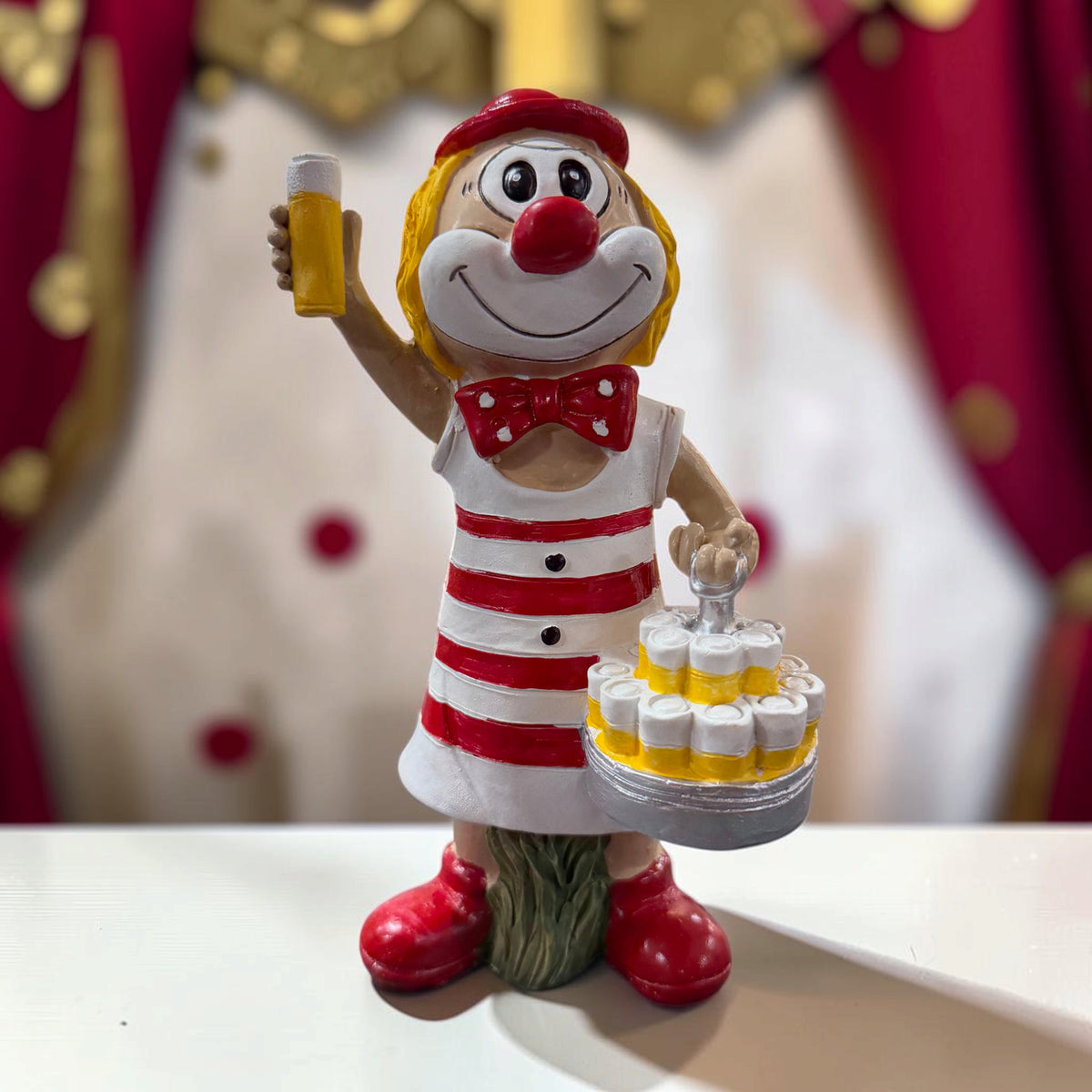 Karneval Deko Clown Die Schmitzens Köbes 20 cm mit Kölschglas und Tablett vor rot-weißer Karnevalsdekoration