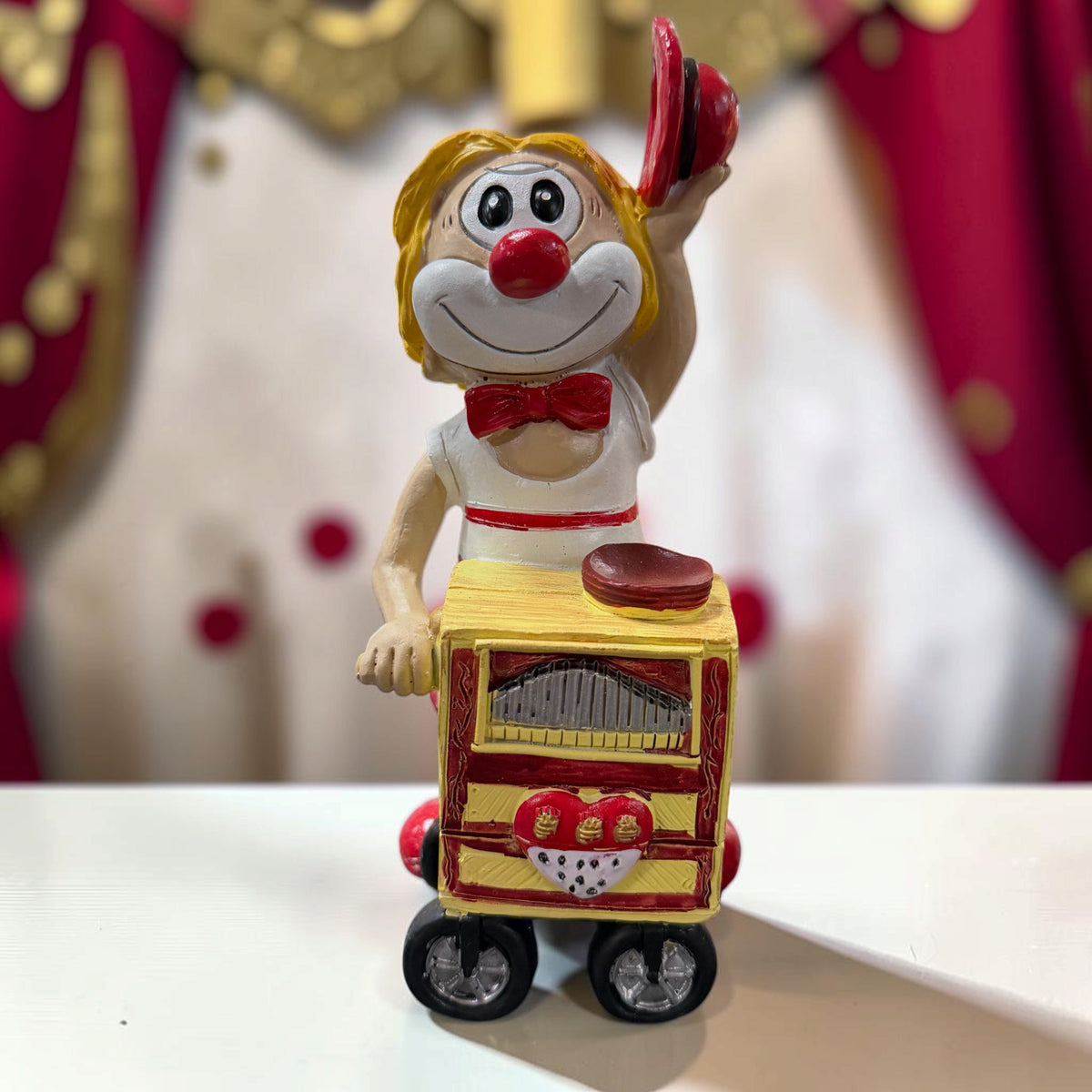 Großer Karneval Deko Clown Die Schmitzens Lyraspieler mit silberner Lyra vor rot-weißer Karnevalsdekoration