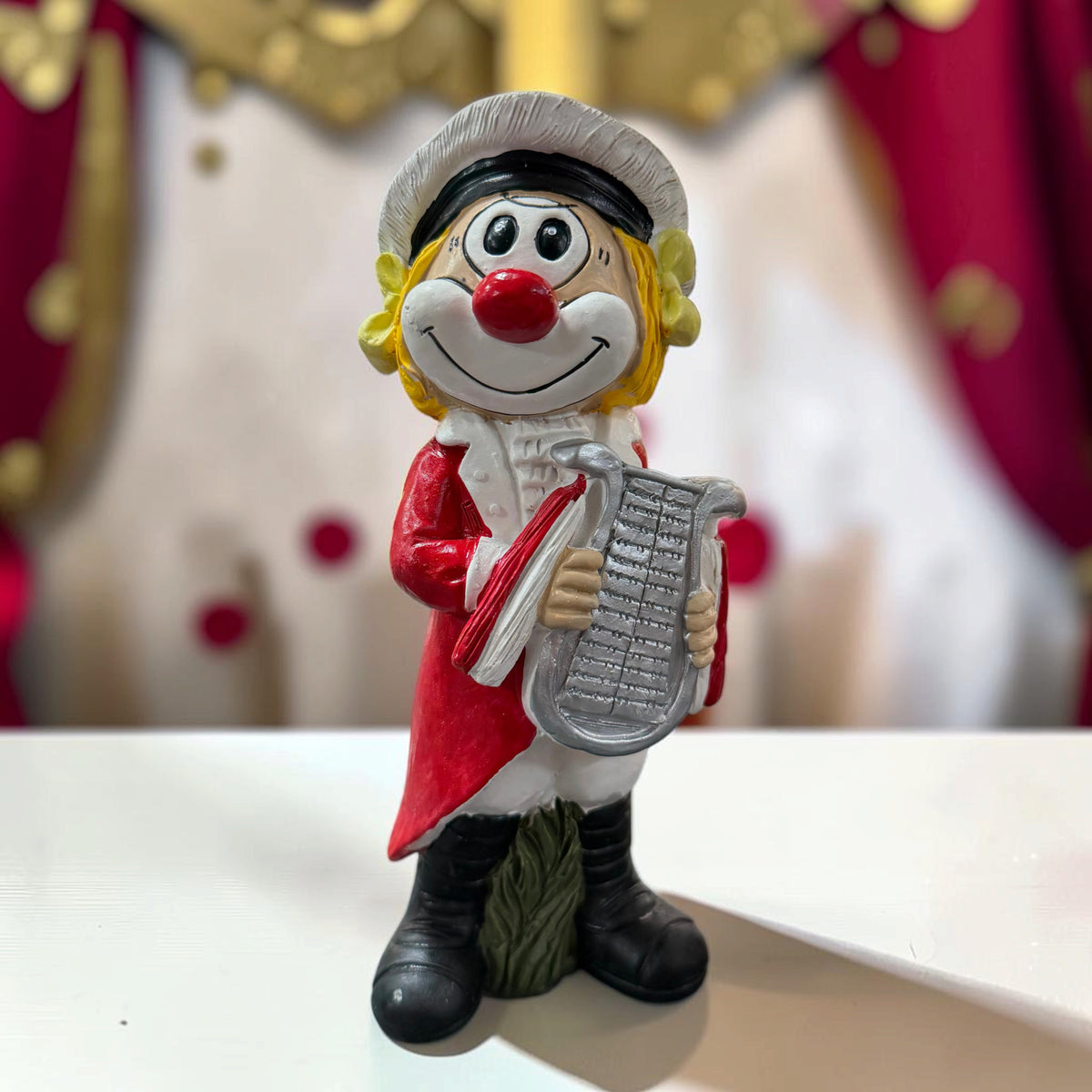 Großer Karneval Deko Clown Die Schmitzens Lyraspieler mit silberner Lyra vor rot-weißer Karnevalsdekoration