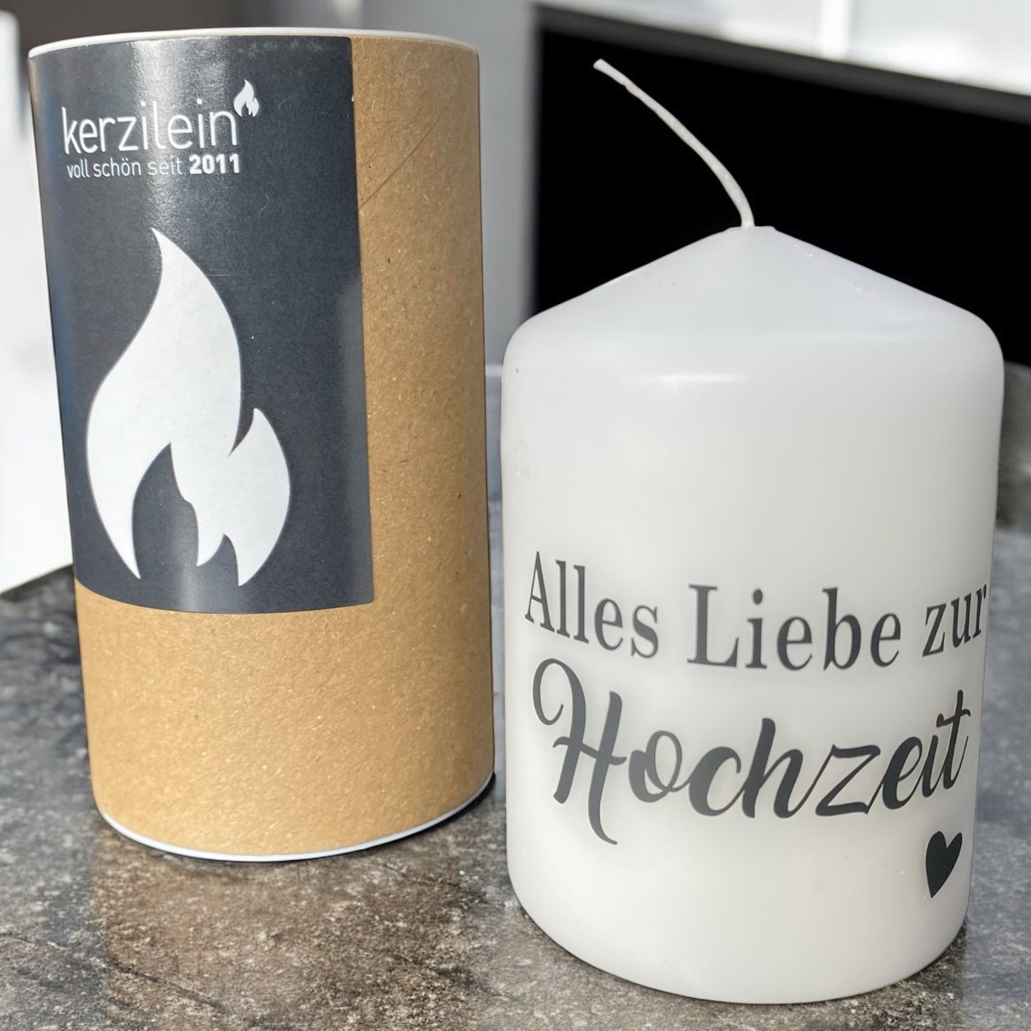 Weiße Stumpenkerze zur Hochzeit mit Spruch Alles Liebe zur Hochzeit inkl. Verpackung