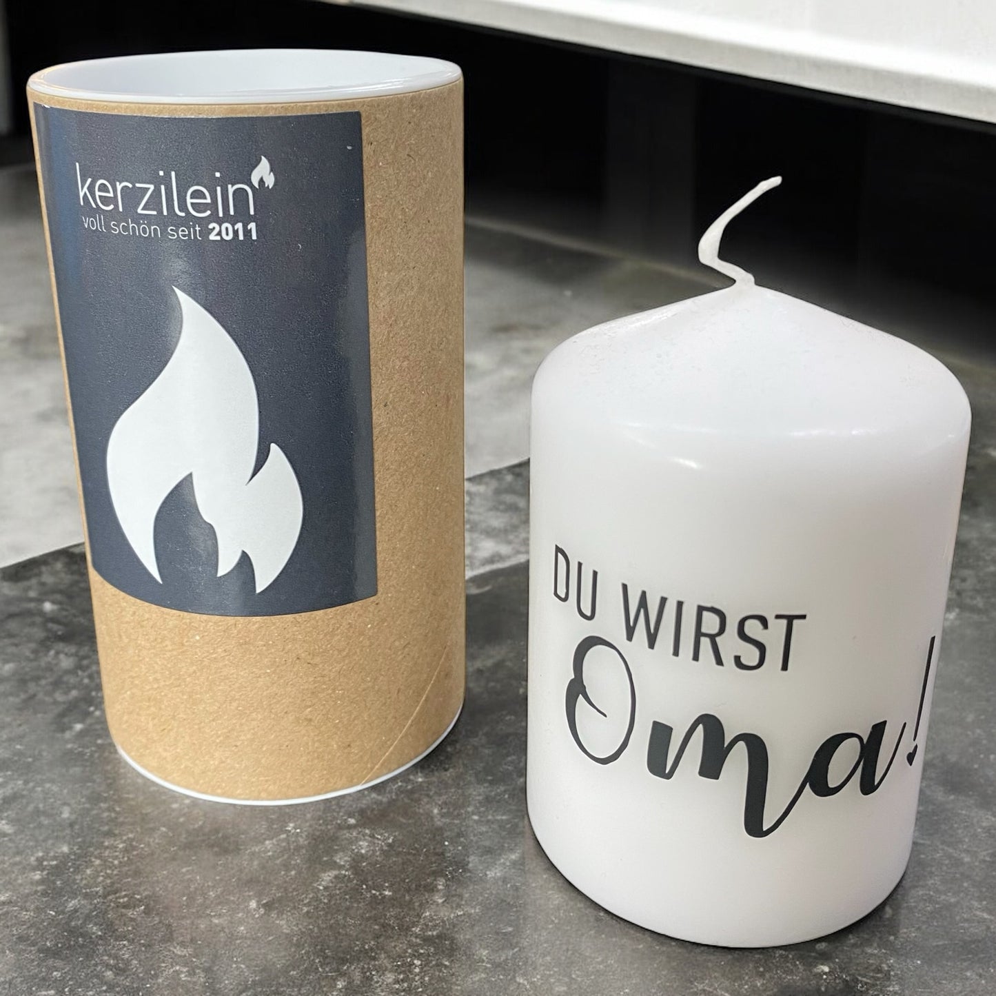 Weiße Kerze mit schwarzem Aufdruck Du wirst Oma im Ambiente