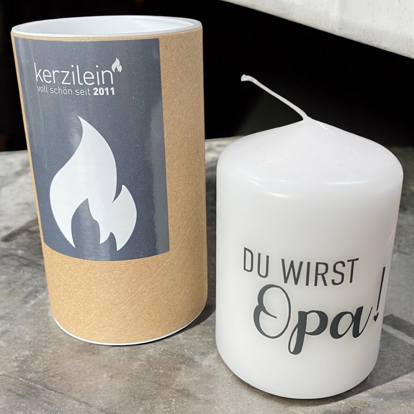 Weiße Kerze mit schwarzem Aufdruck Du wirst Opa im Ambiente