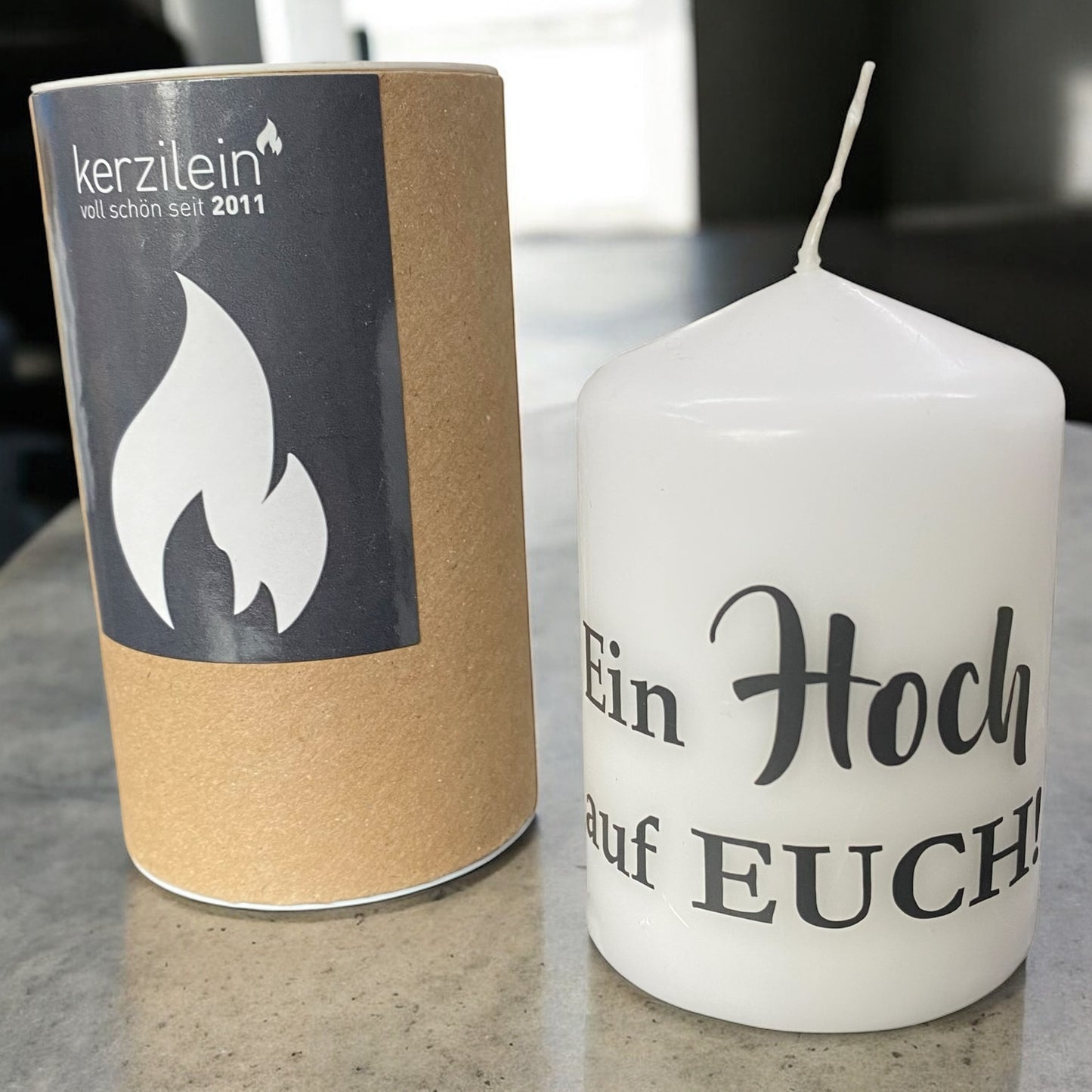 Weiße kleine Stumpenkerze Hochzeit mit Aufdruck Ein Hoch auf EUCH inkl Verpackung