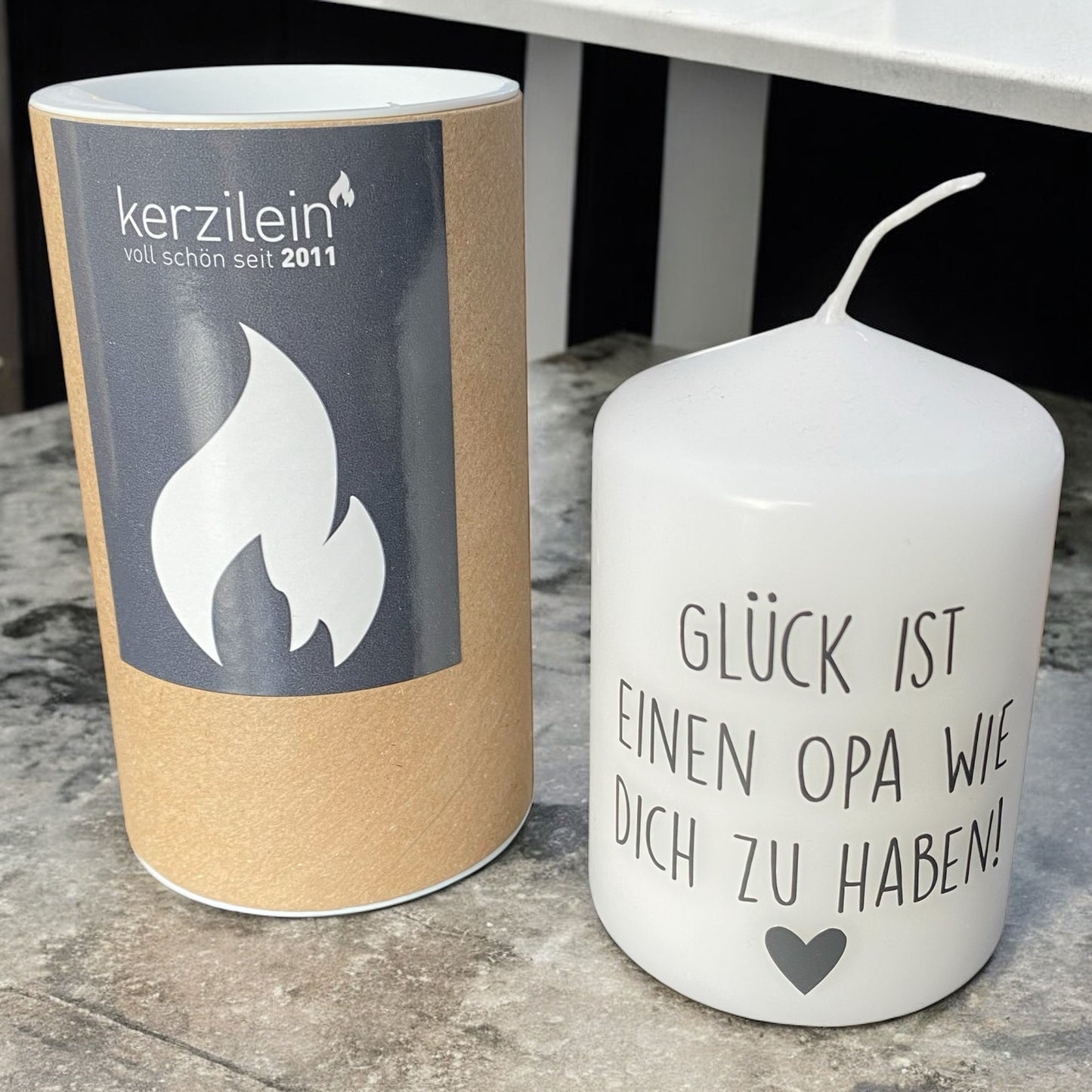 weiße Kerze mit Text Glück ist einen Opa wie dich zu haben und Herzsymbol inkl Verpackung