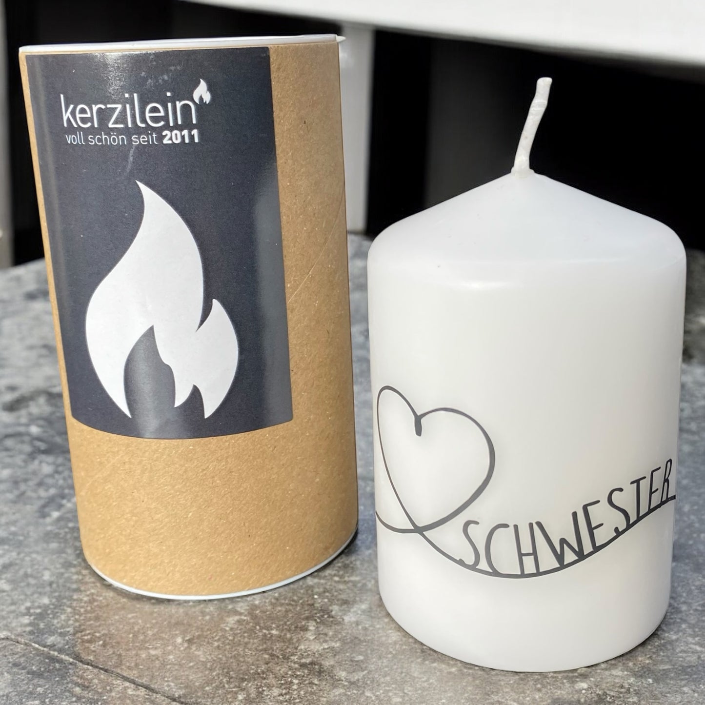 weiße Kerze mit Aufdruck und liebevollem Spruch für Schwester mit Herz inkl Verpackung