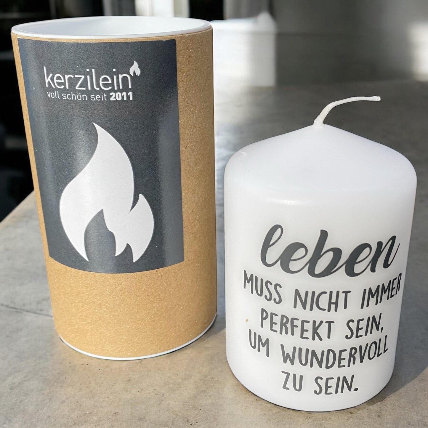 Weiße Kerze mit Spruch 'Leben muss nicht immer perfekt sein, um wundervoll zu sein' inkl Verpackung
